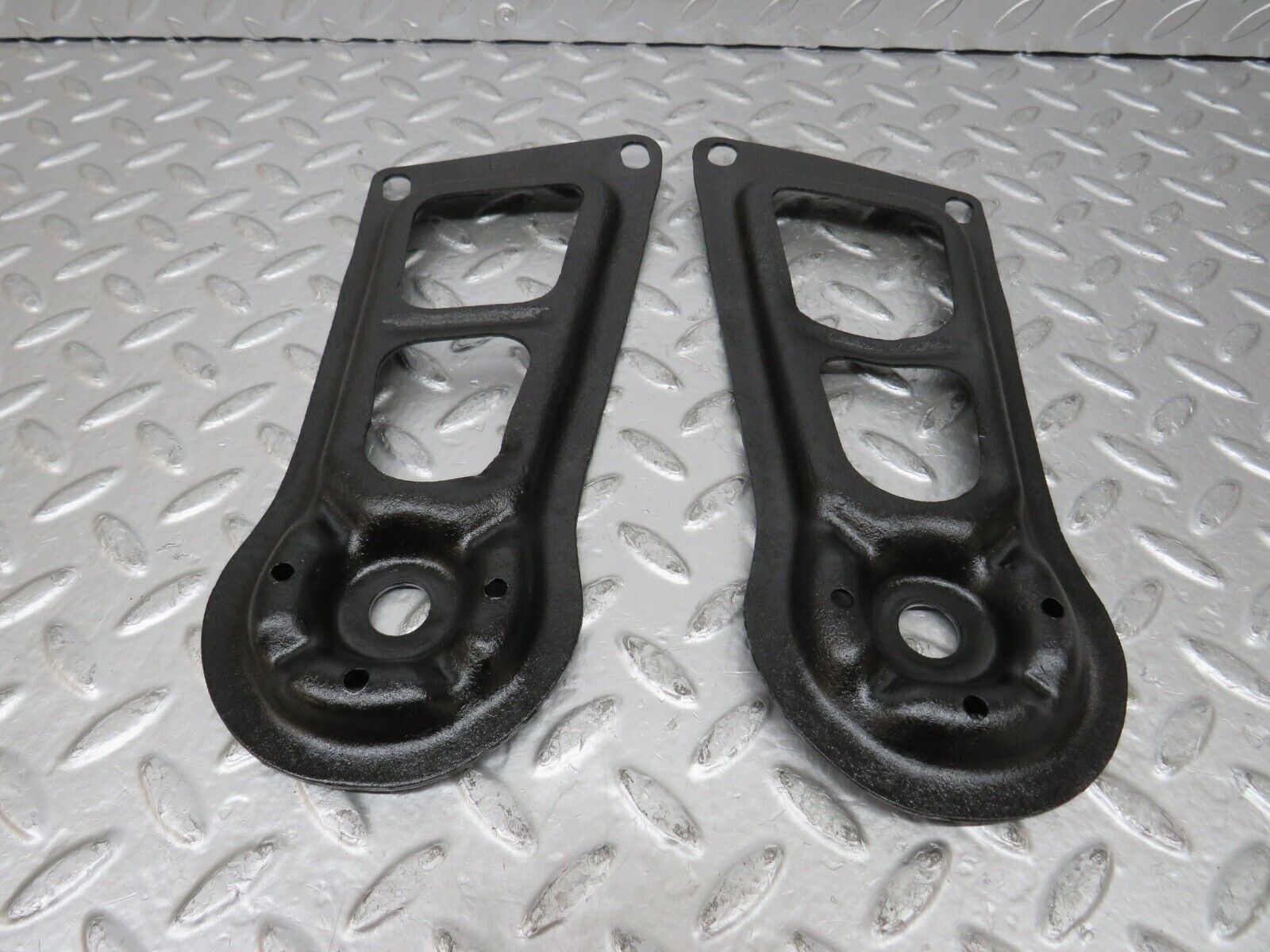 26849 Mercedes-Benz W123 240D Rear Suspension Axle Mounting Bracket