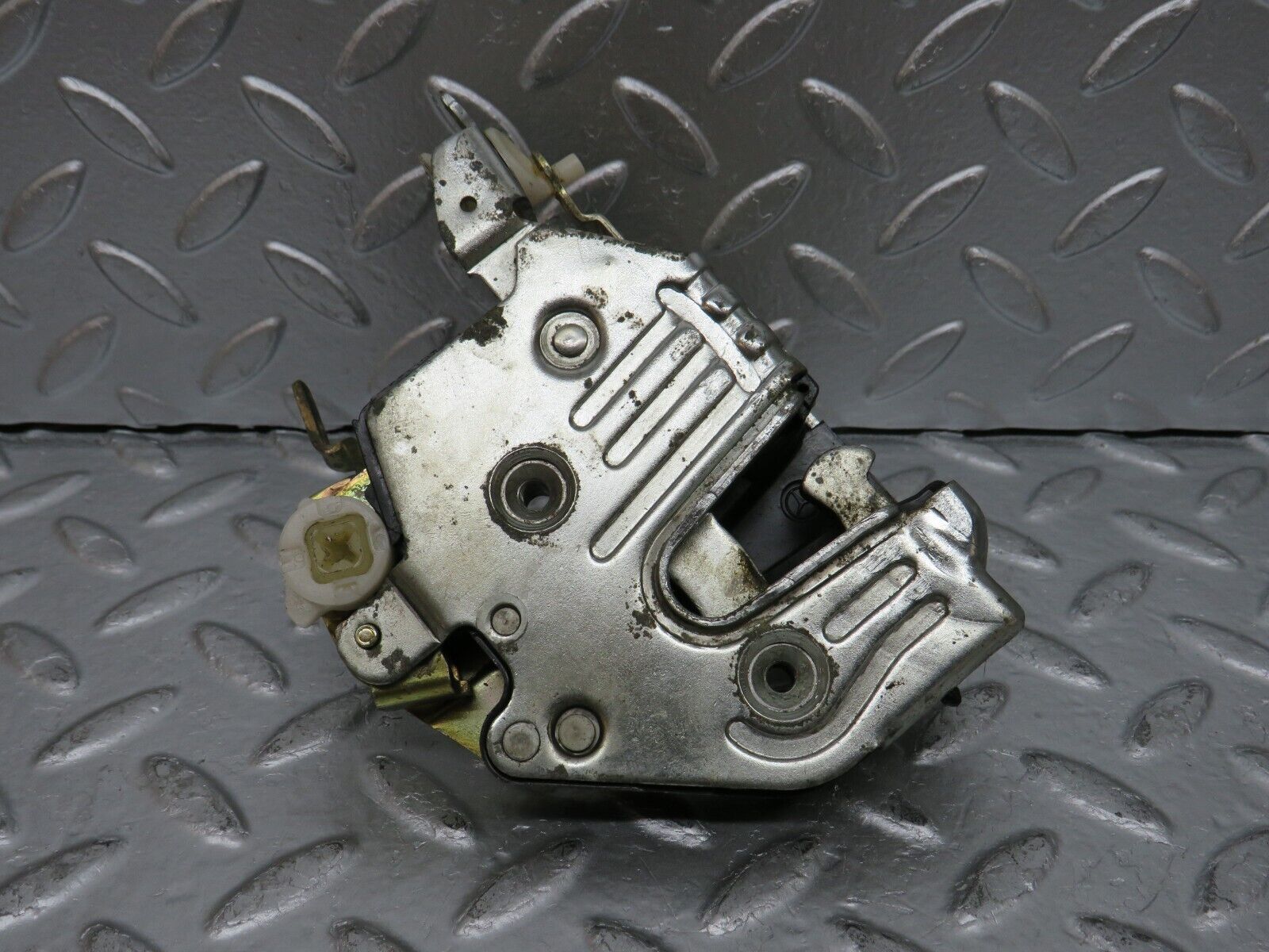 29345 Mercedes-Benz W124 230E Front Left Door Lock Mechanism