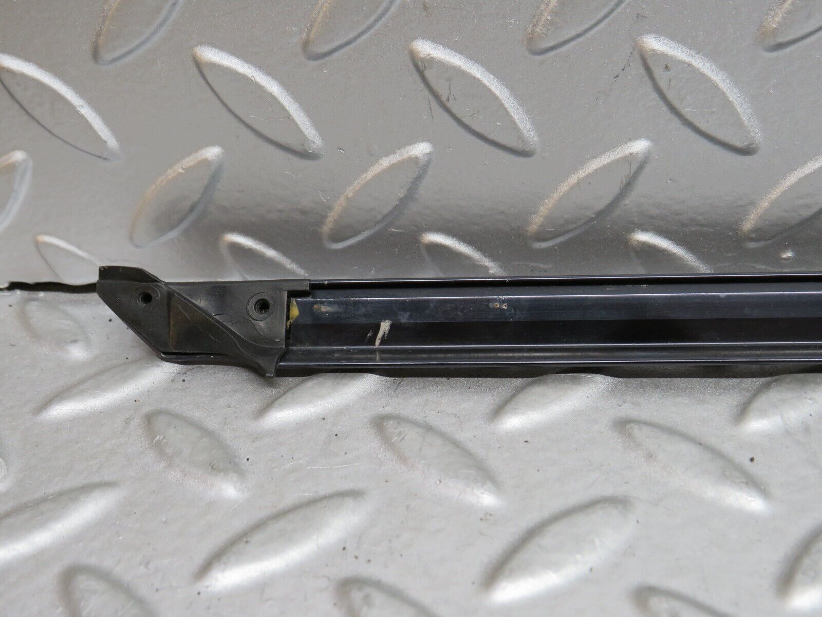 37891 Mercedes-Benz A124 320E Cabriolet Left Door Window Moulding Trim