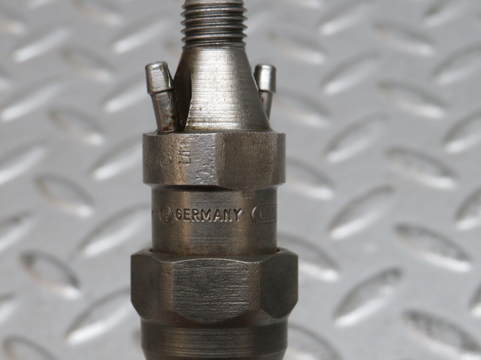 28503 Mercedes-Benz S123 240D Wagon Fuel Injector Bosch KCA30S35/4