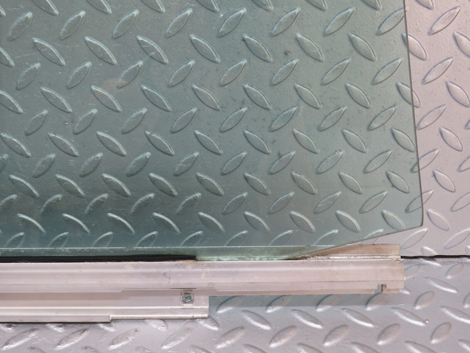 36037 Mercedes-Benz W126 420SE Front Left Door Window Glass