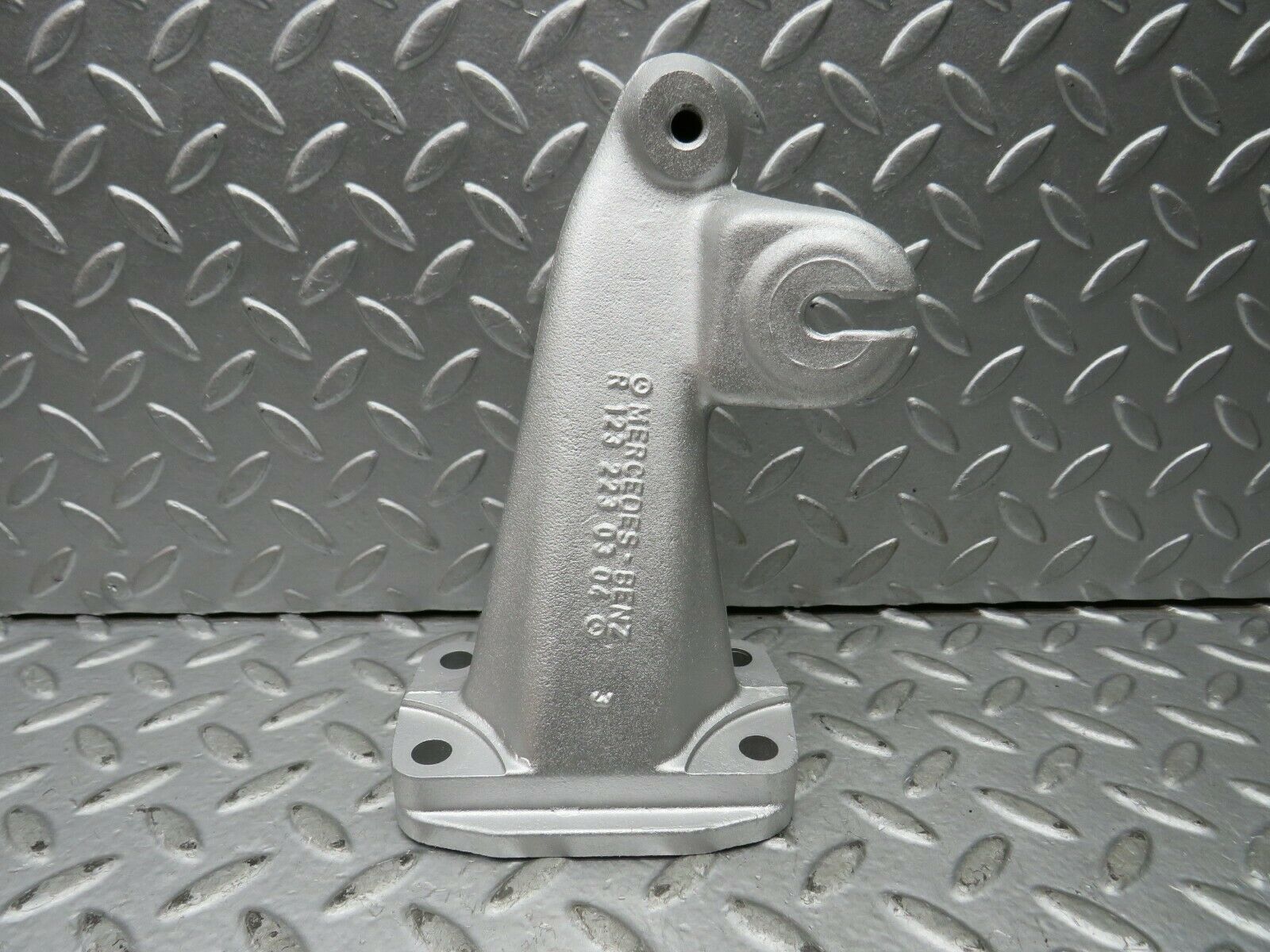 22157 Mercedes-Benz S123 280TE Wagon Engine Mount Bracket Right 1232230304