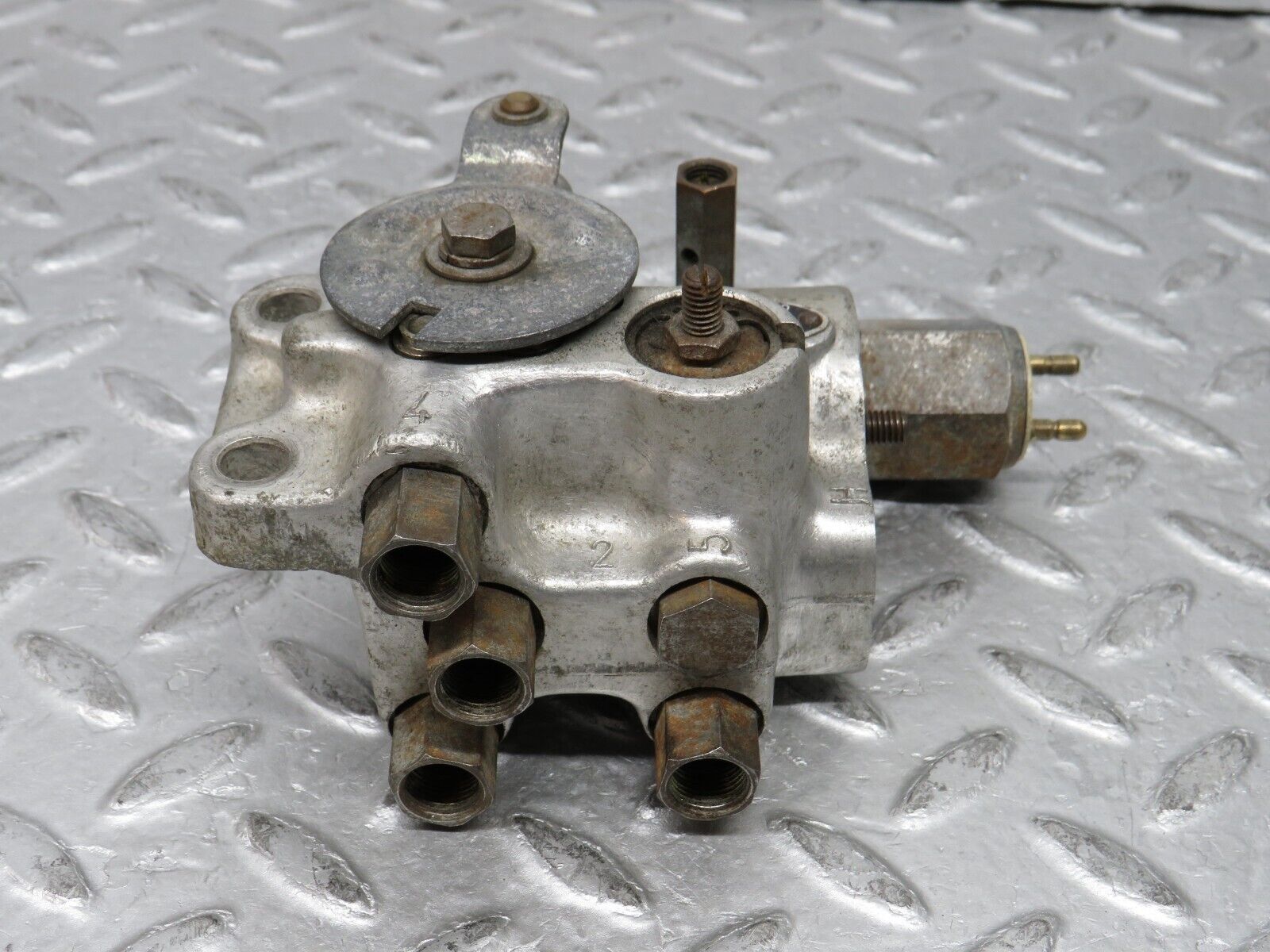 37347 Mercedes-Benz W109 300SEL Air Suspension Valve Bosch 0501001004