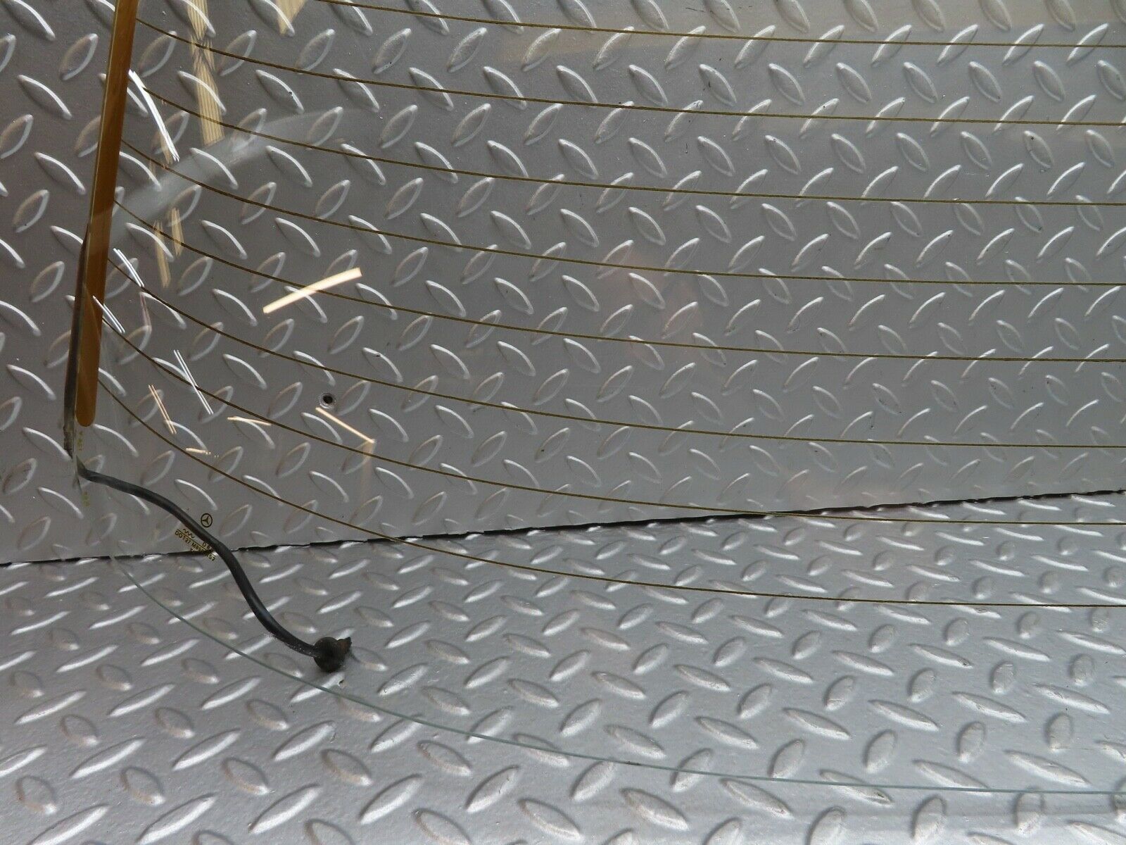 19203 Mercedes-Benz W123 300D Rear Heated Windscreen Glass