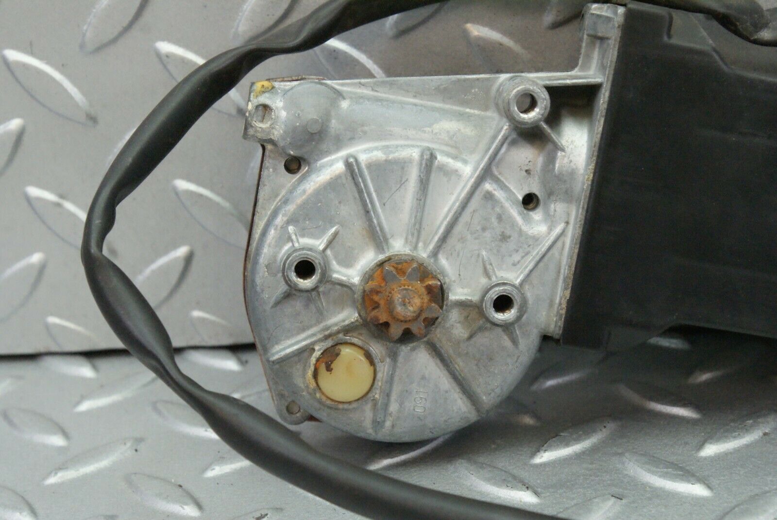 2580 Mercedes-Benz W116 350SE Rear Left Window Regulator Motor 0130820063