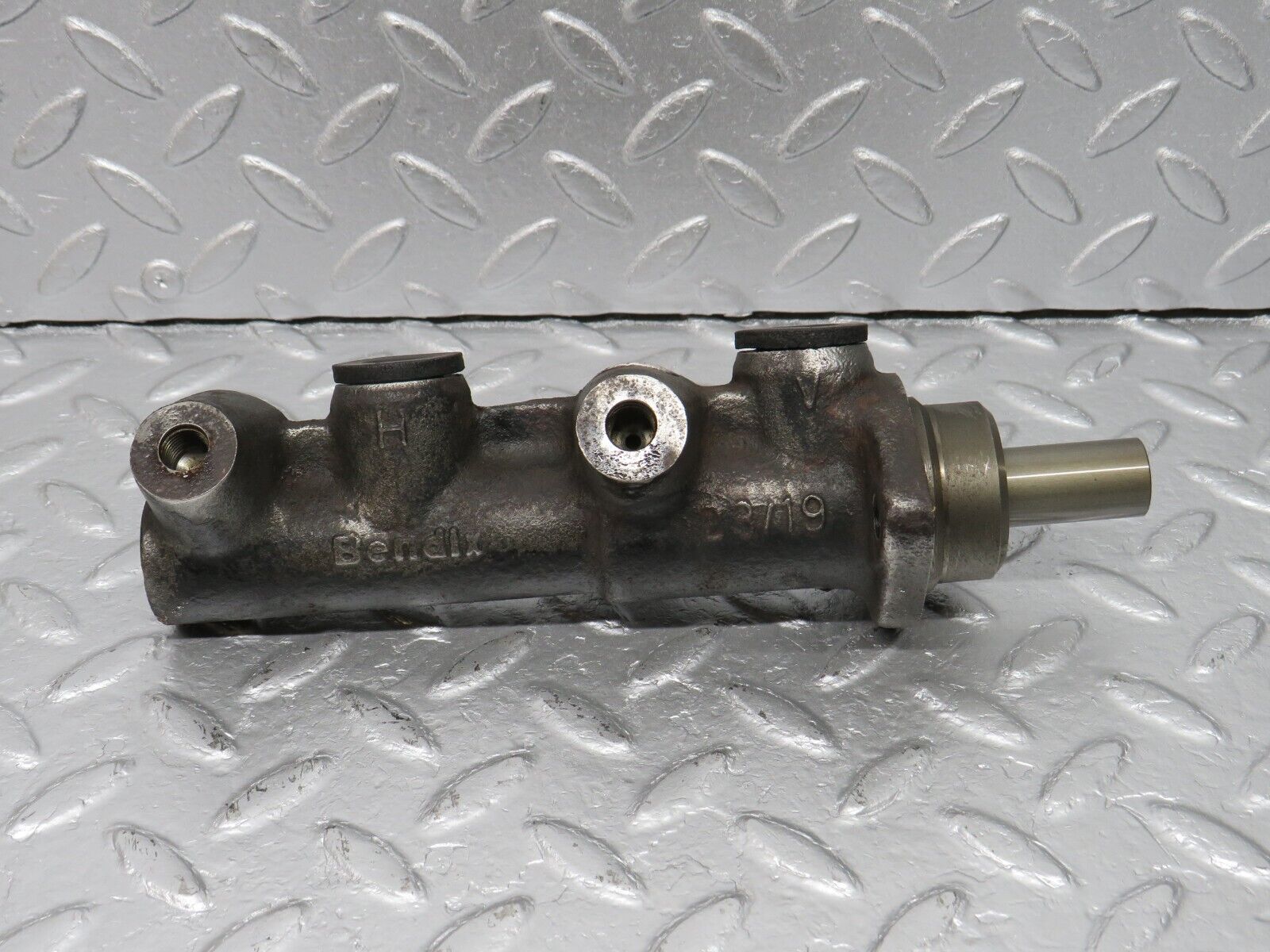 40703 Mercedes-Benz W123 300D Brake Master Cylinder Bendix