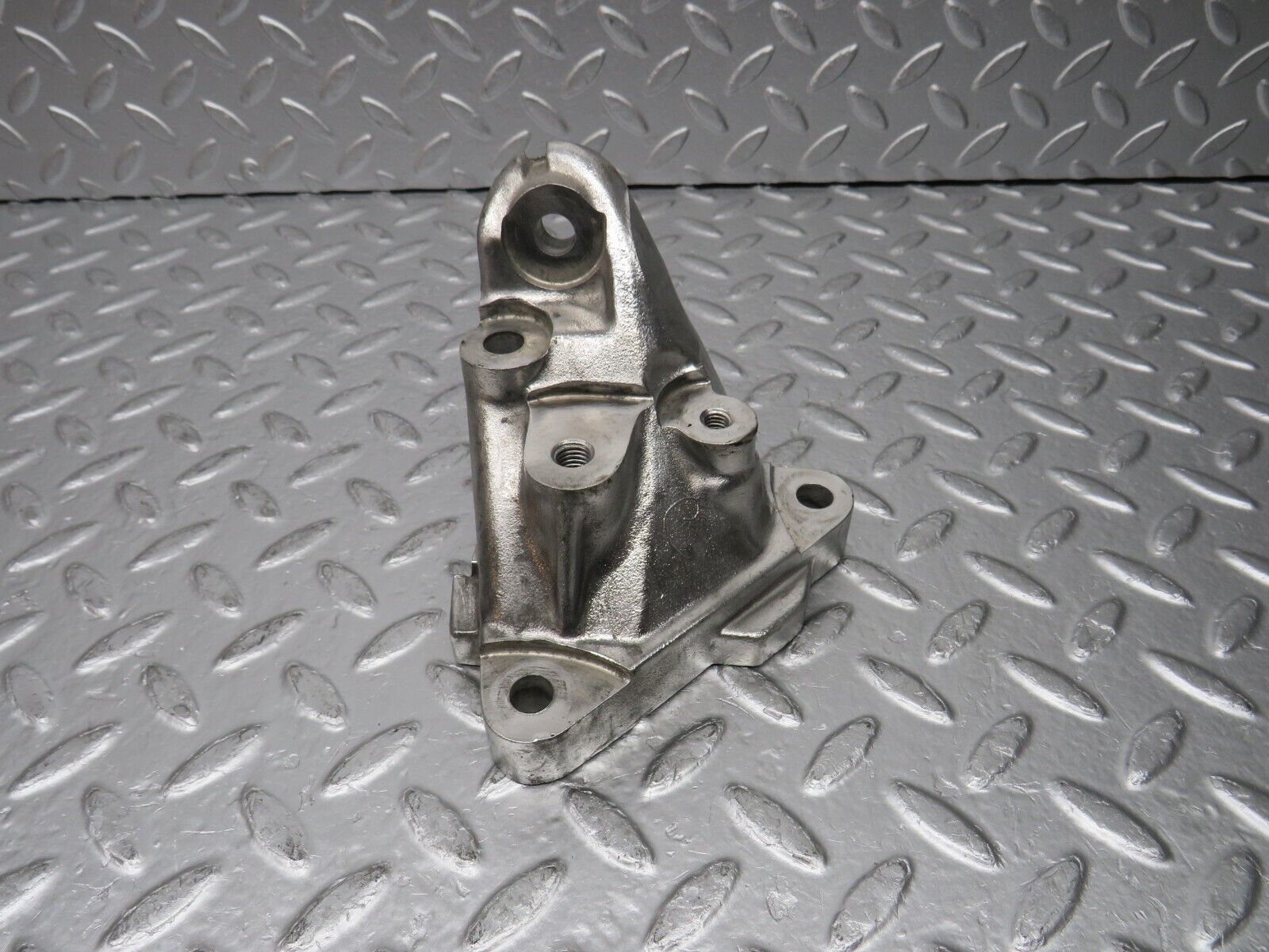 30732 Mercedes-Benz W201 190E 2.0L Engine Mount Bracket Left Side 1022234104