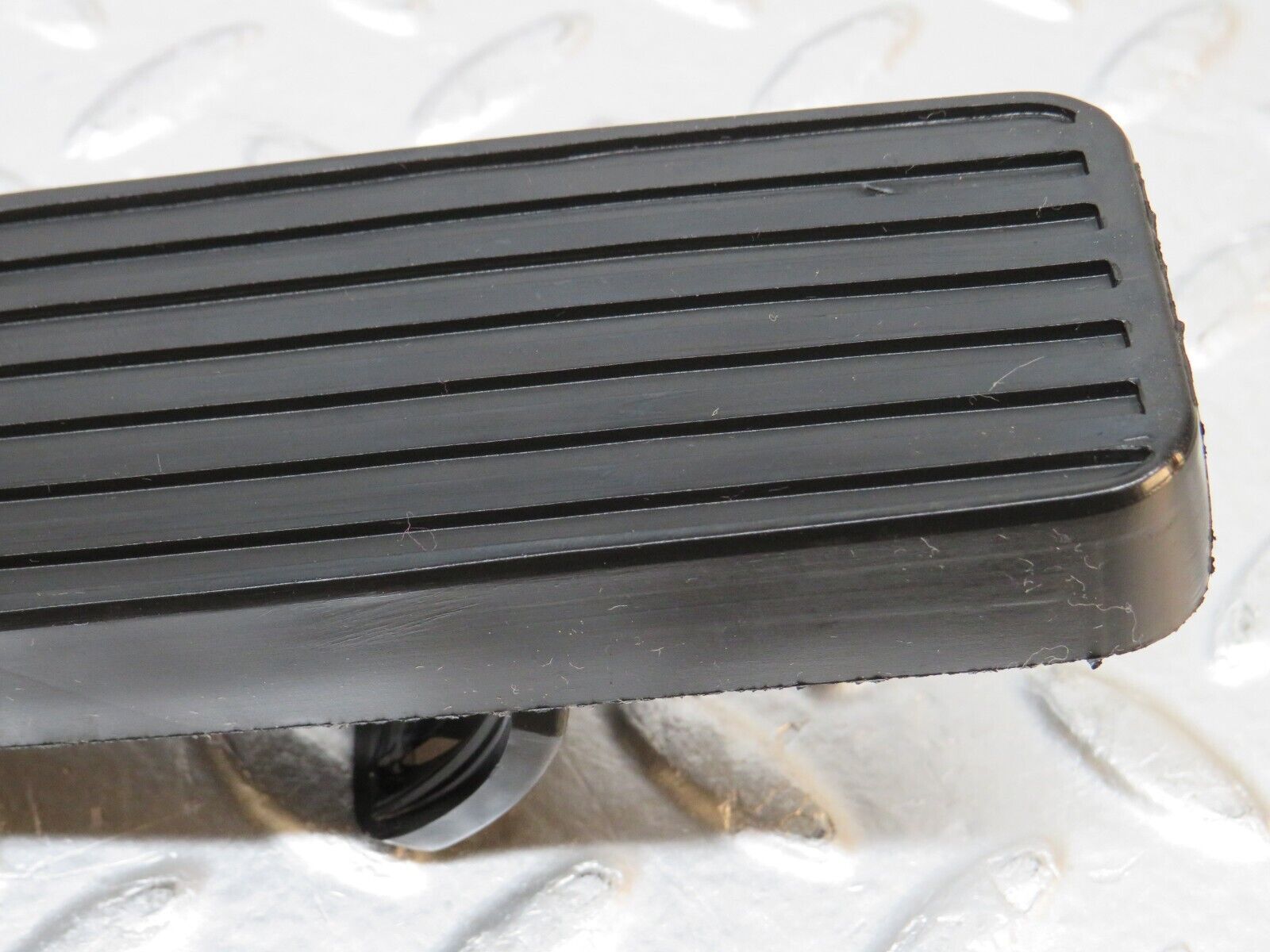 30638 Mercedes-Benz W201 190E 2.0L Accelerator Pedal & Rubber 1263000504