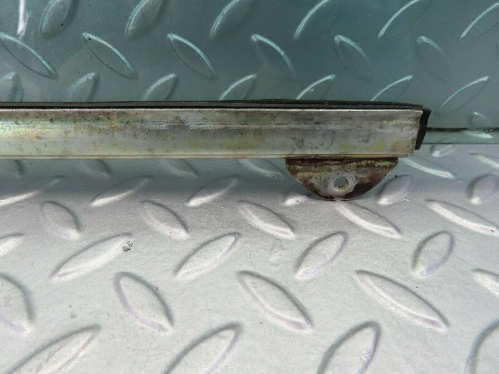 7863 Mercedes-Benz W115 220D Front Right Door Window Glass