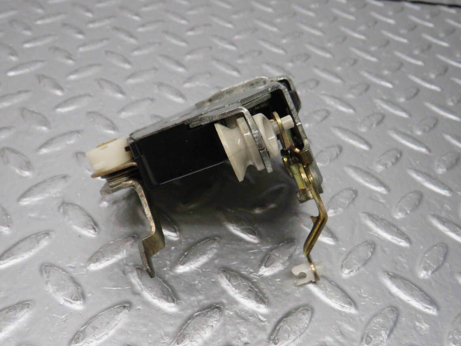 32452 Mercedes-Benz S124 300TE Wagon Front Right Door Lock Mechanism