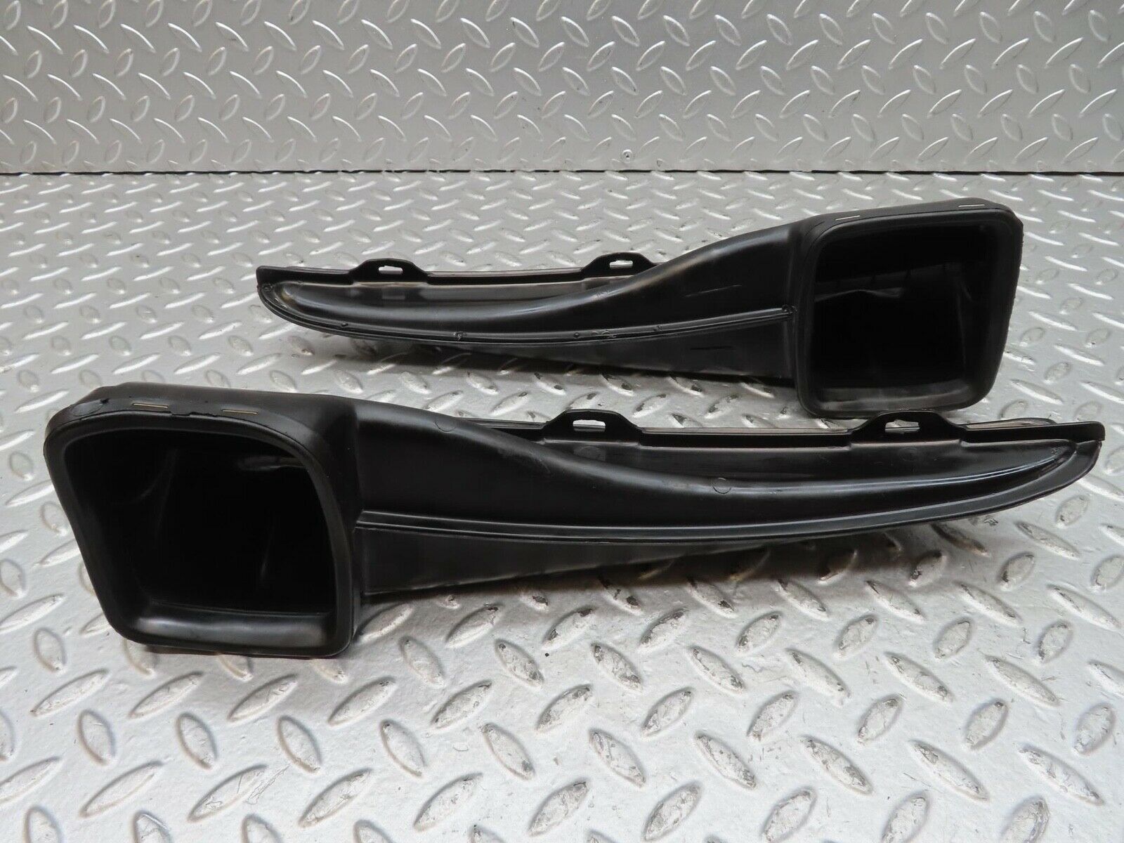 15880 Mercedes-Benz W123 280E Air Duct Vent Left And Right 1238300119