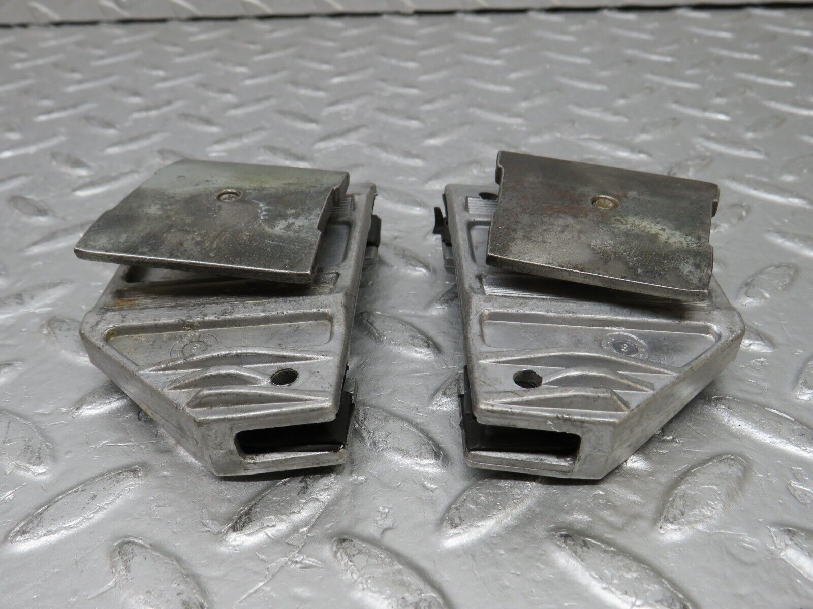 37817 Mercedes-Benz A124 320E Door Window Guide Bracket 2x 1247250132