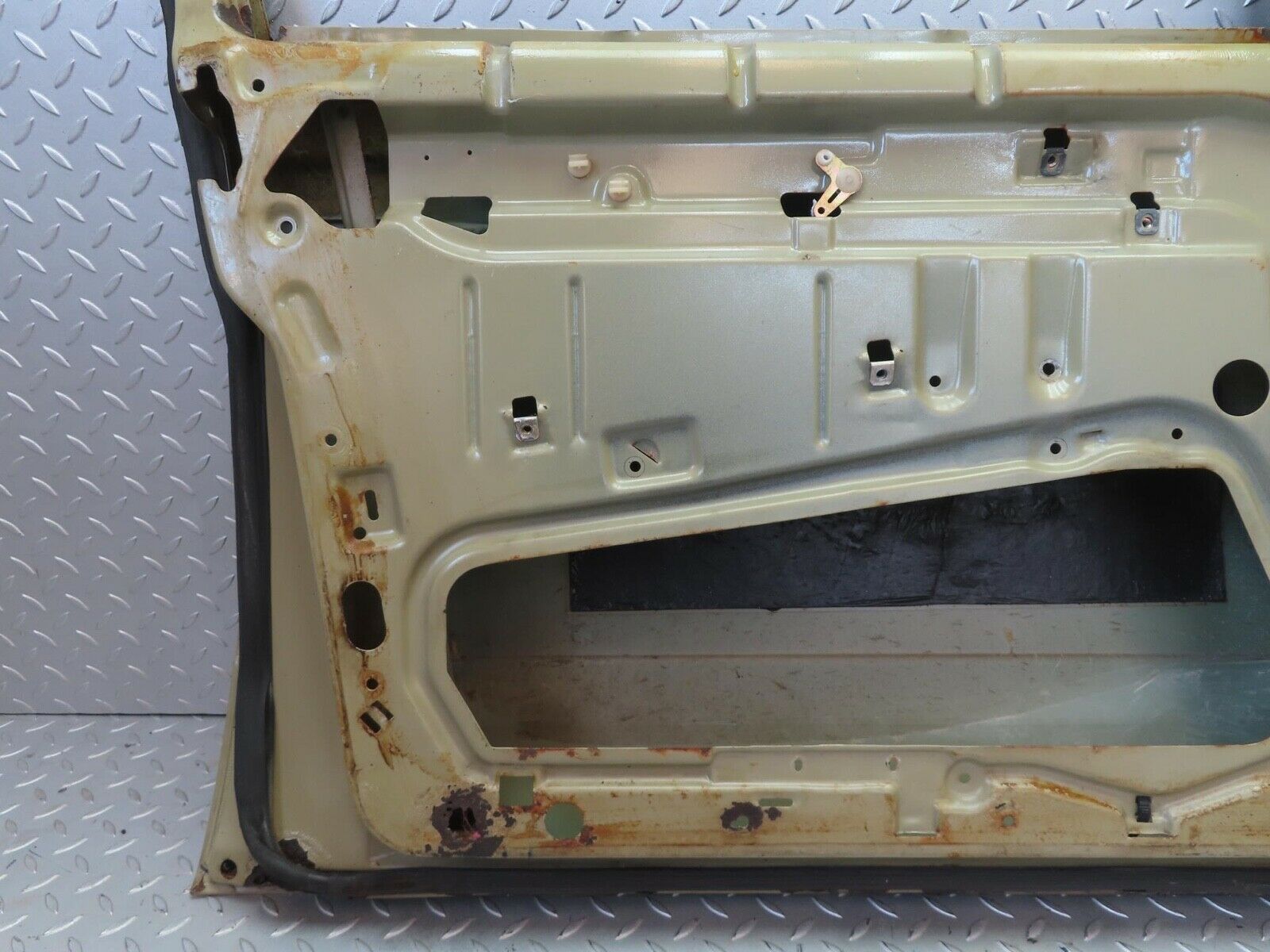 13640 Mercedes-Benz W123 200 Front Left Door