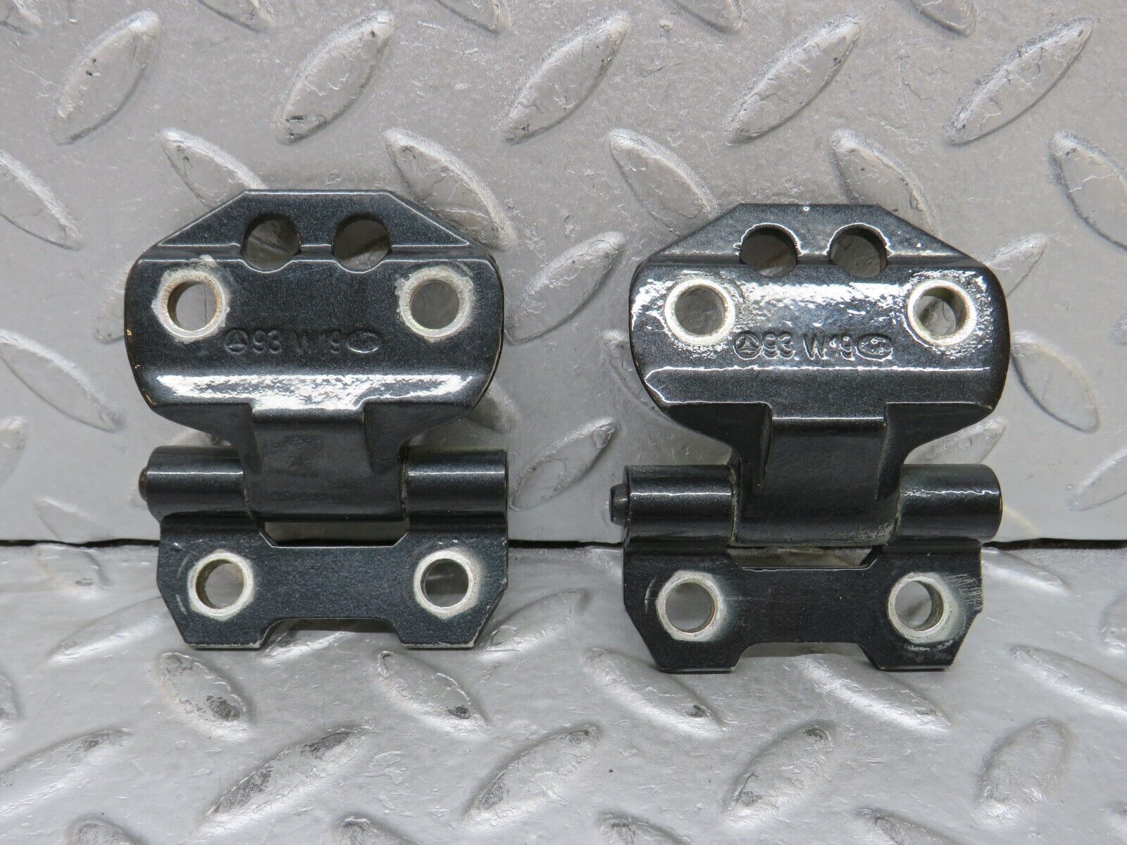 37738 Mercedes-Benz A124 320E Cabriolet Door Hinge Left Side