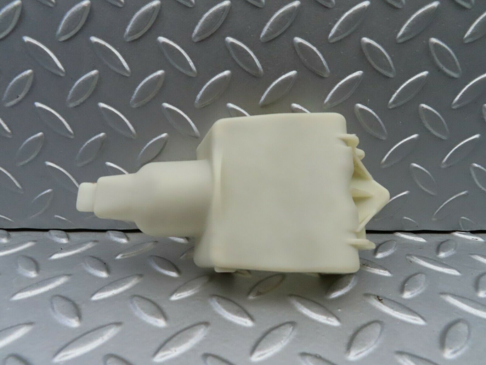6579 Mercedes-Benz S124 E220 Wagon Rear Door Lock Vacuum Actuator Cover
