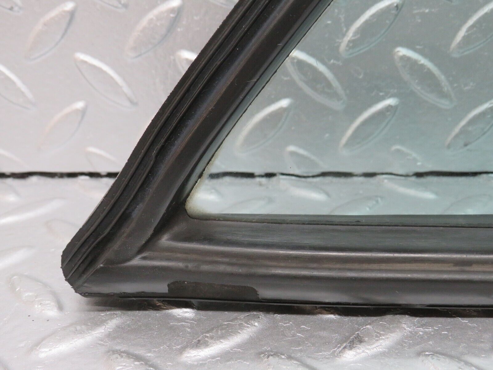 33146 Mercedes-Benz W126 Rear Right Quarter Window Glass 1267350224