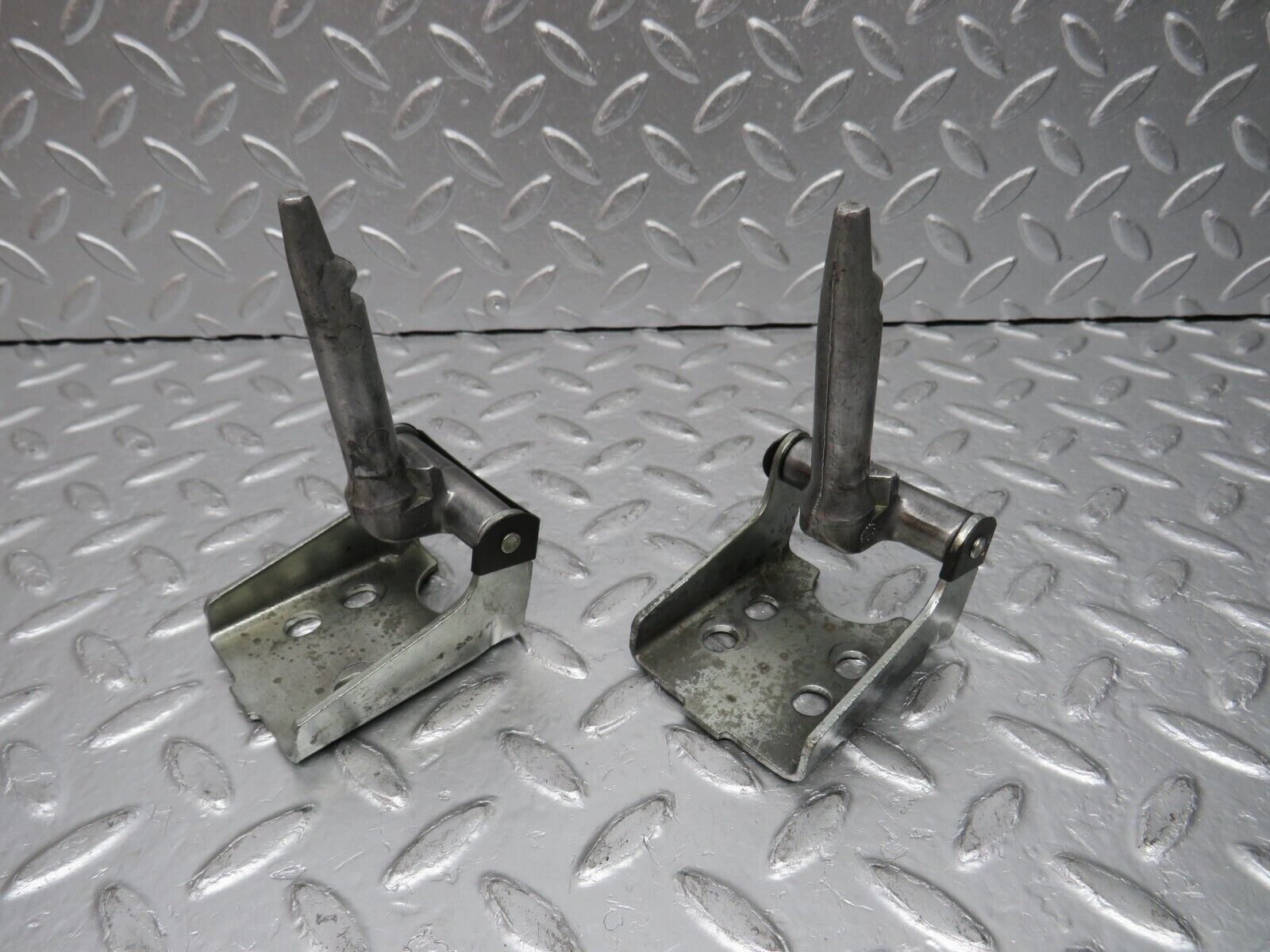 32555 Mercedes-Benz S124 300TE Wagon Rear Seat Hinge
