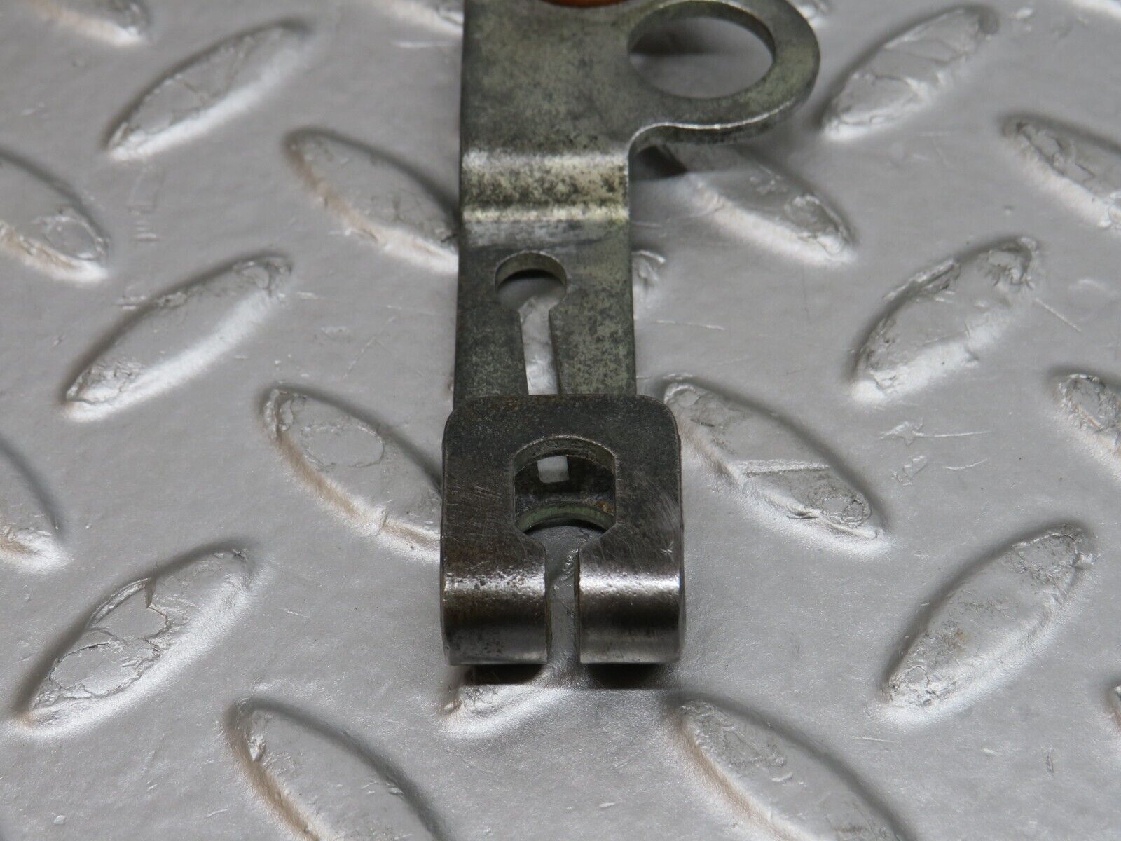 38113 Mercedes-Benz A124 320E Cabriolet Automatic Gearbox Linkage Bracket