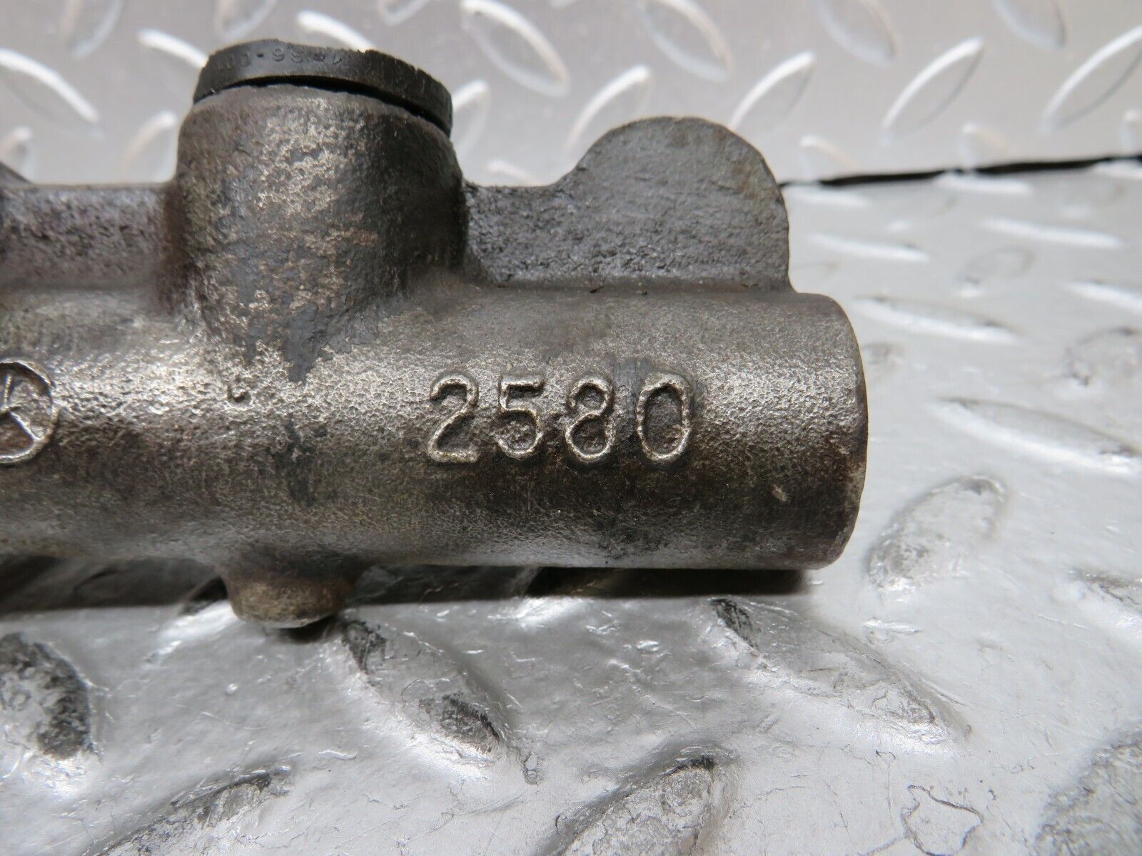 28707 Mercedes-Benz W123 230E Brake Master Cylinder Bendix 2580