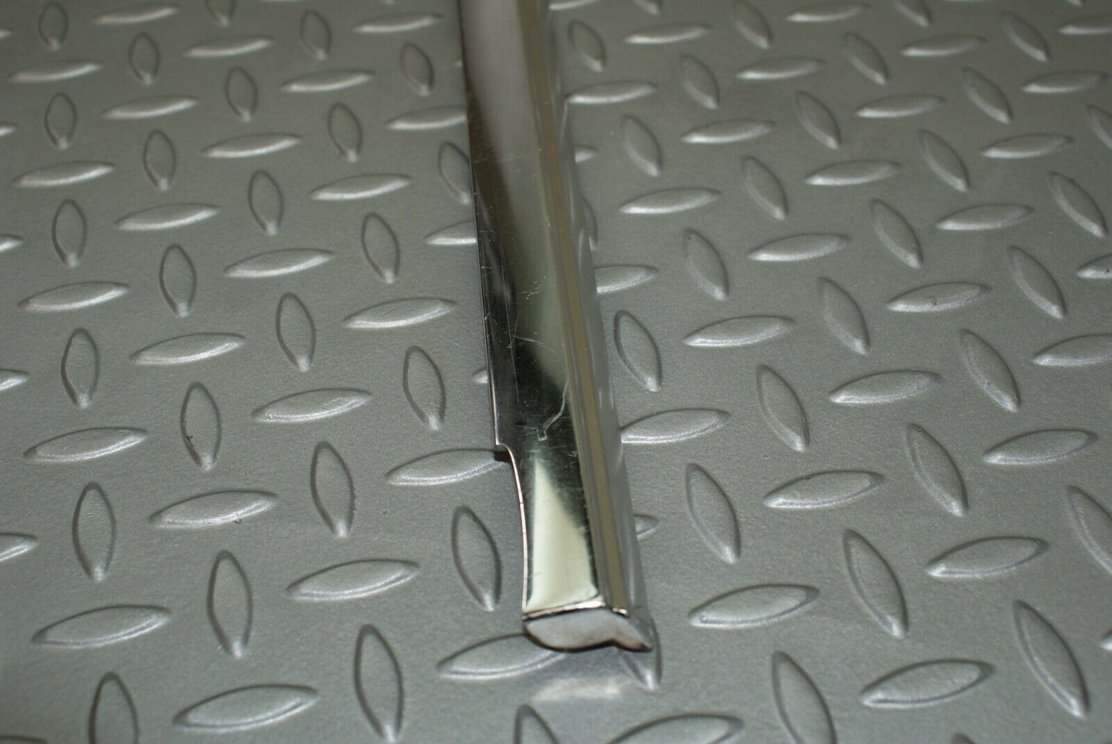 3124 Mercedes-Benz W115 220D Front Right Door Chrome Moulding Trim