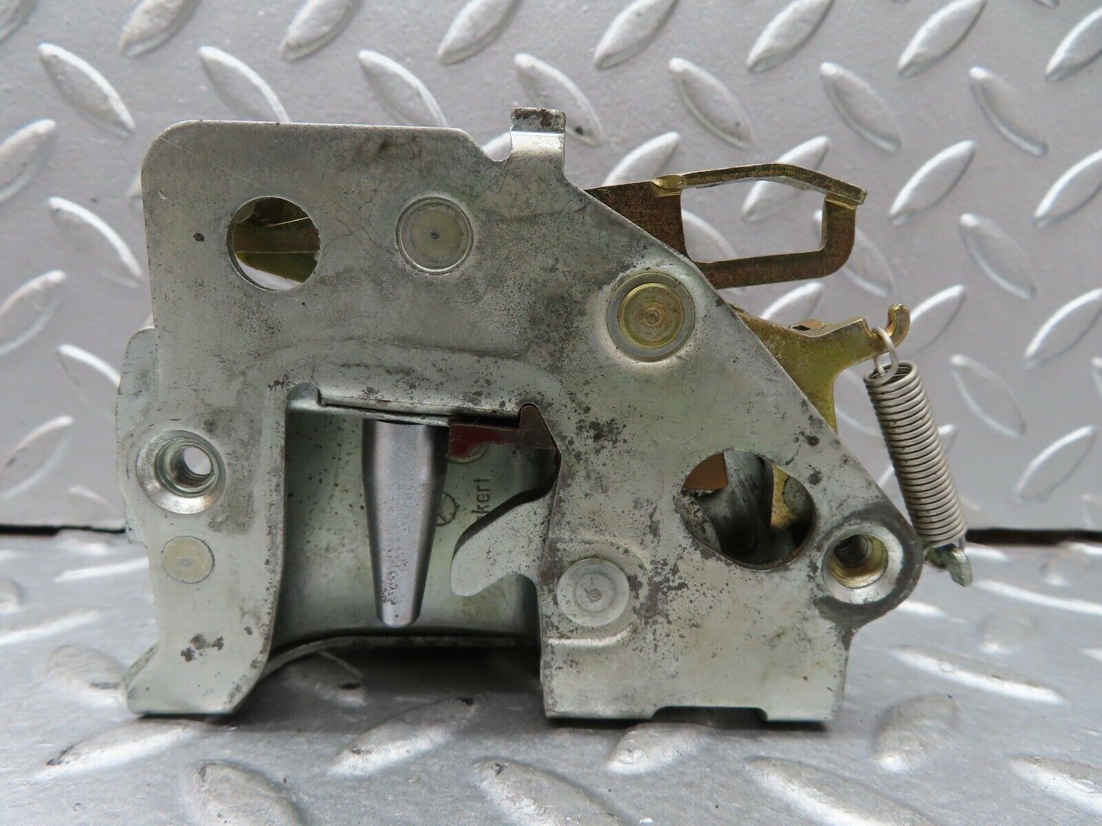 19152 Mercedes-Benz W123 300D Front Right Door Lock Mechanism