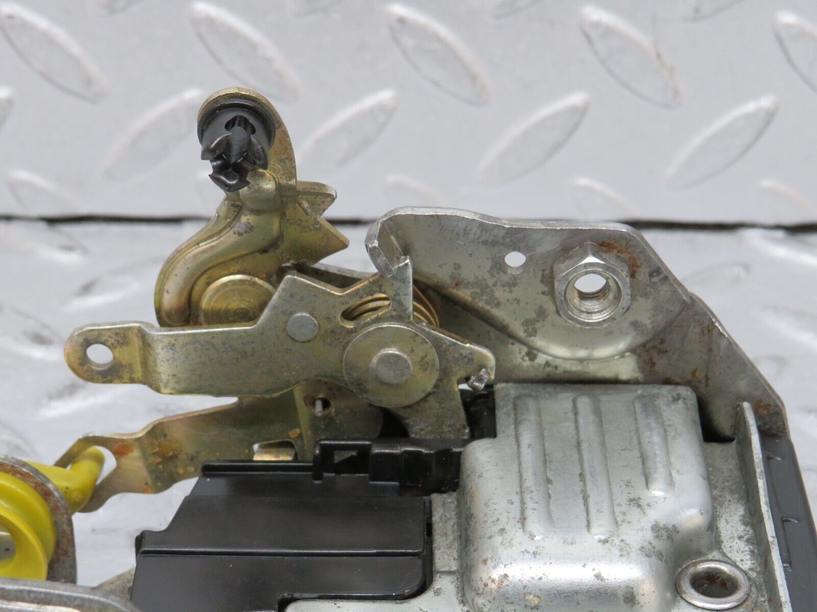 37808 Mercedes-Benz A124 320E Cabriolet Right Door Lock Mechanism