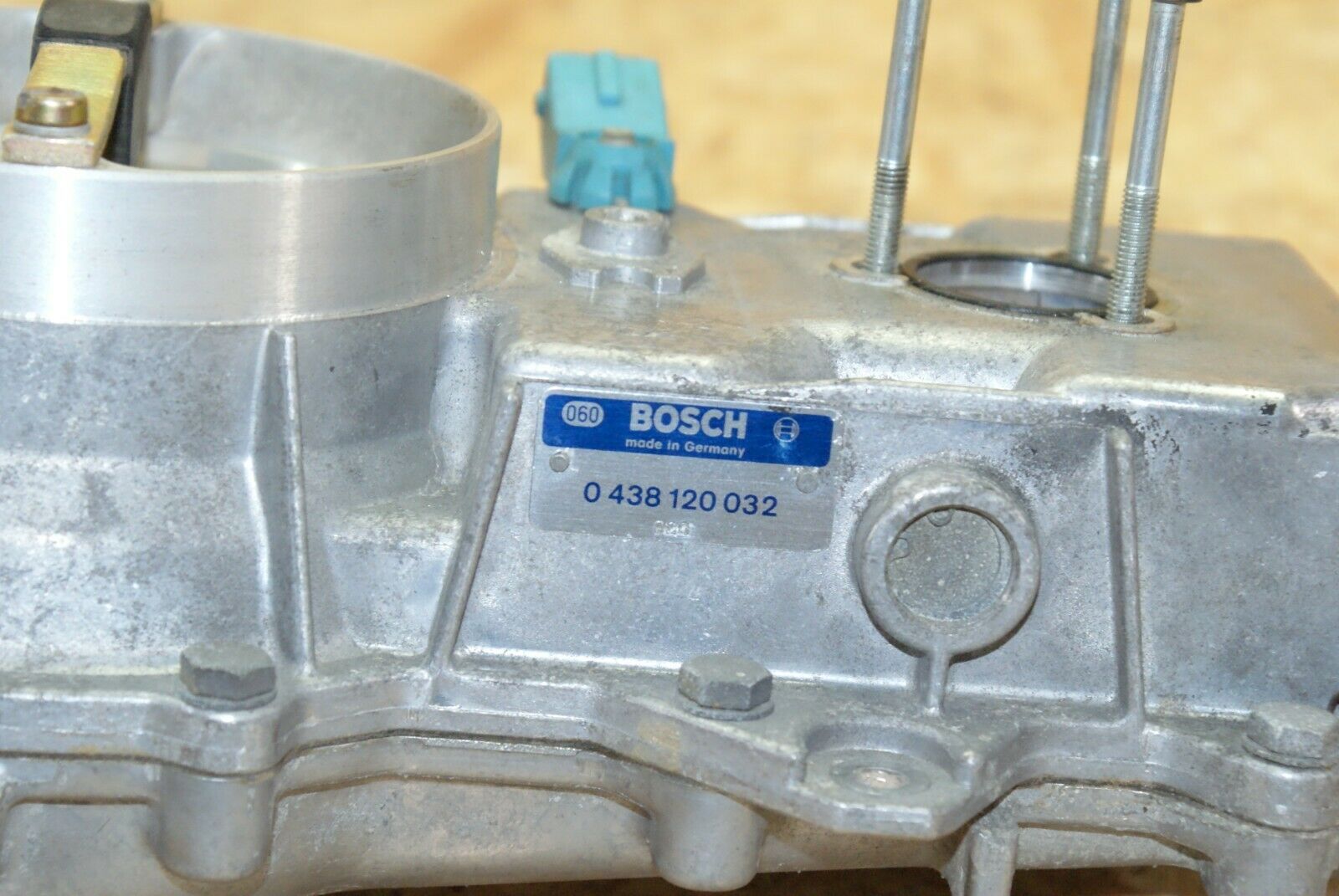 2350 Mercedes-Benz W123 280E Air Flow Mass Meter Sensor Bosch 0438120032