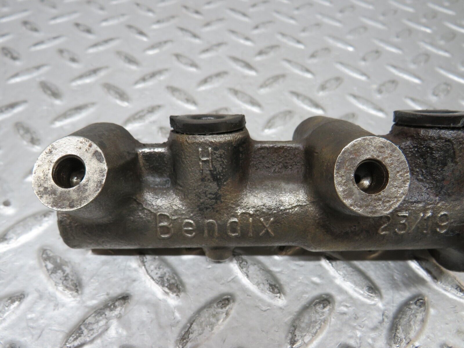 28707 Mercedes-Benz W123 230E Brake Master Cylinder Bendix 2580