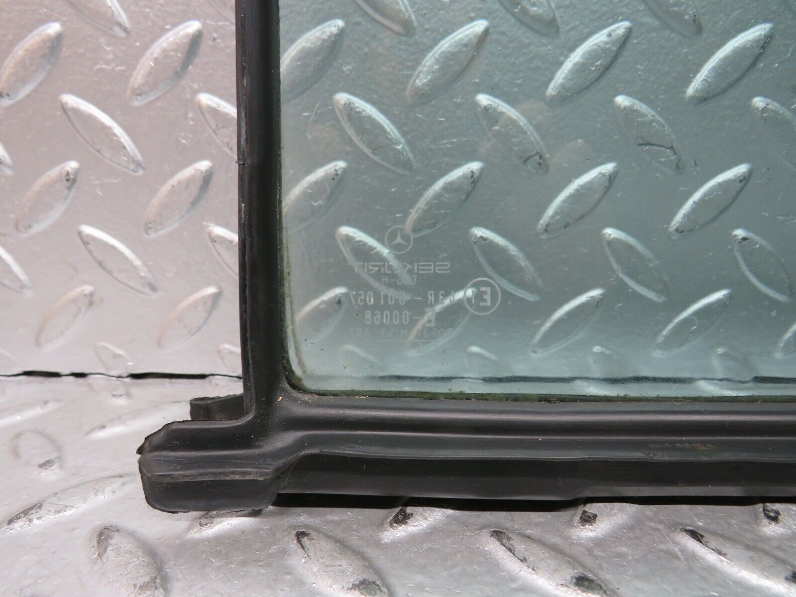28857 Mercedes-Benz W123 230E Rear Right Quarter Window Glass 1237350224