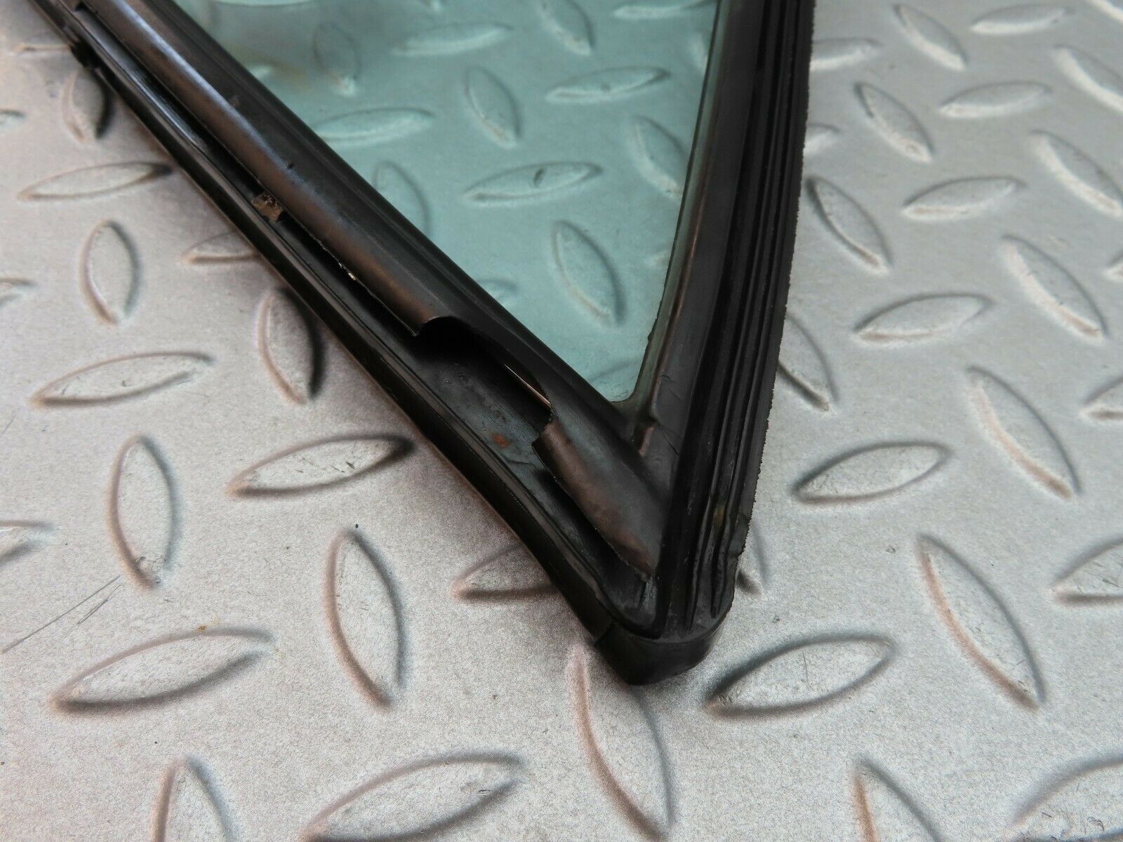 6310 Mercedes-Benz W126 380SE Rear Left Quarter Window Glass