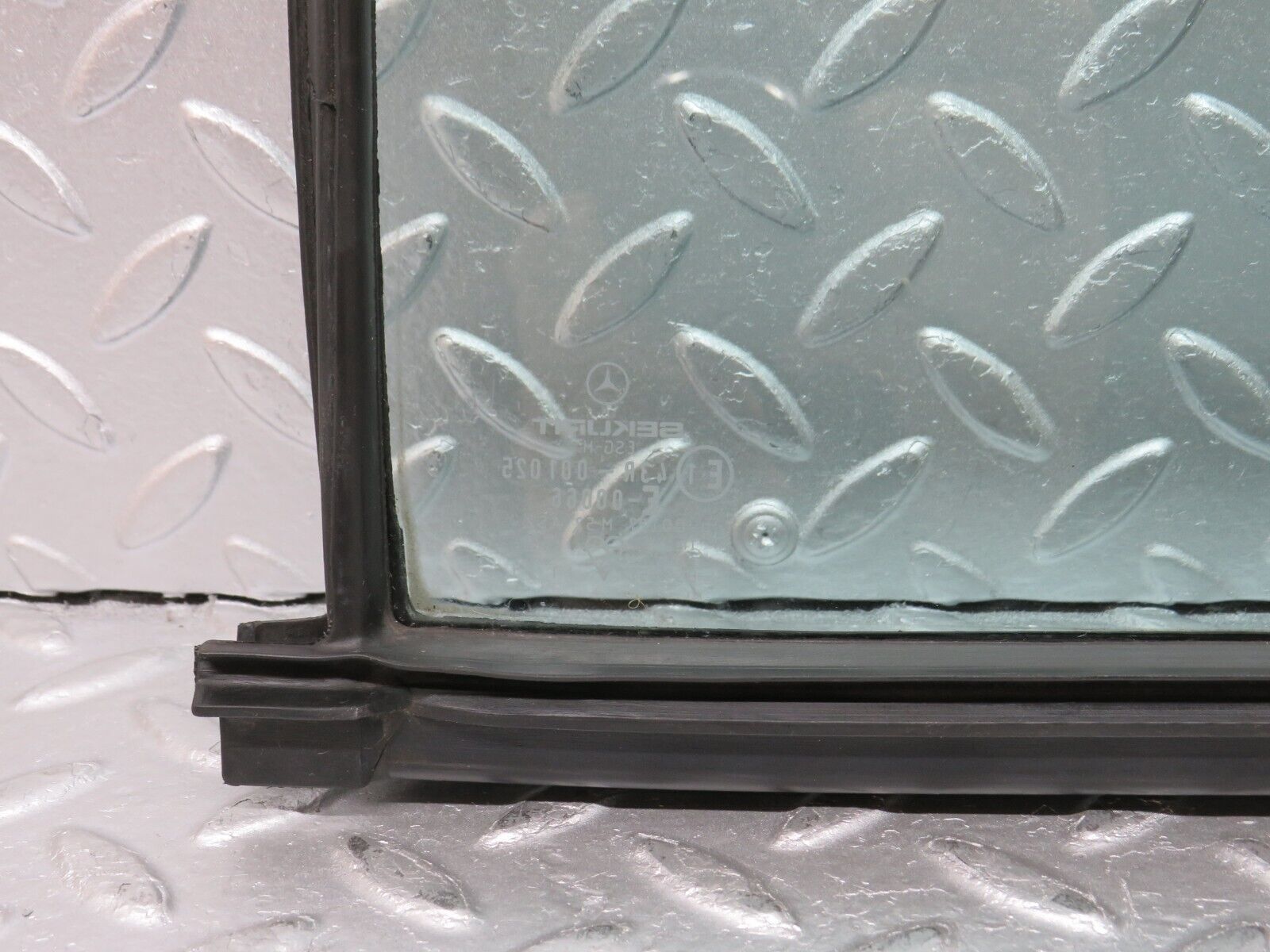 33146 Mercedes-Benz W126 Rear Right Quarter Window Glass 1267350224