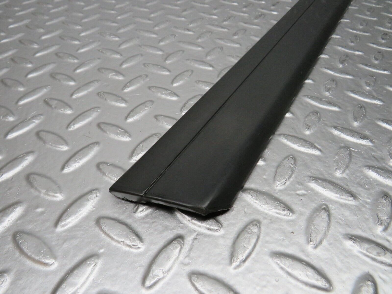 32305 Mercedes-Benz S124 300TE Wagon Rear Right Door Centre Moulding Trim