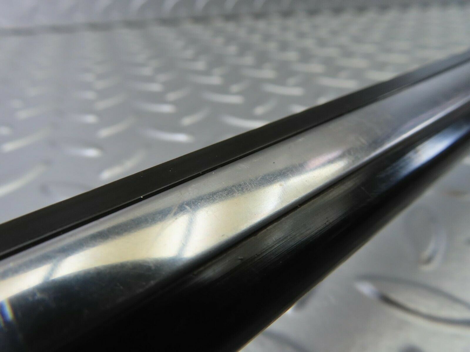 10275 Mercedes-Benz W123 Front Right Fender Wing Centre Moulding Trim