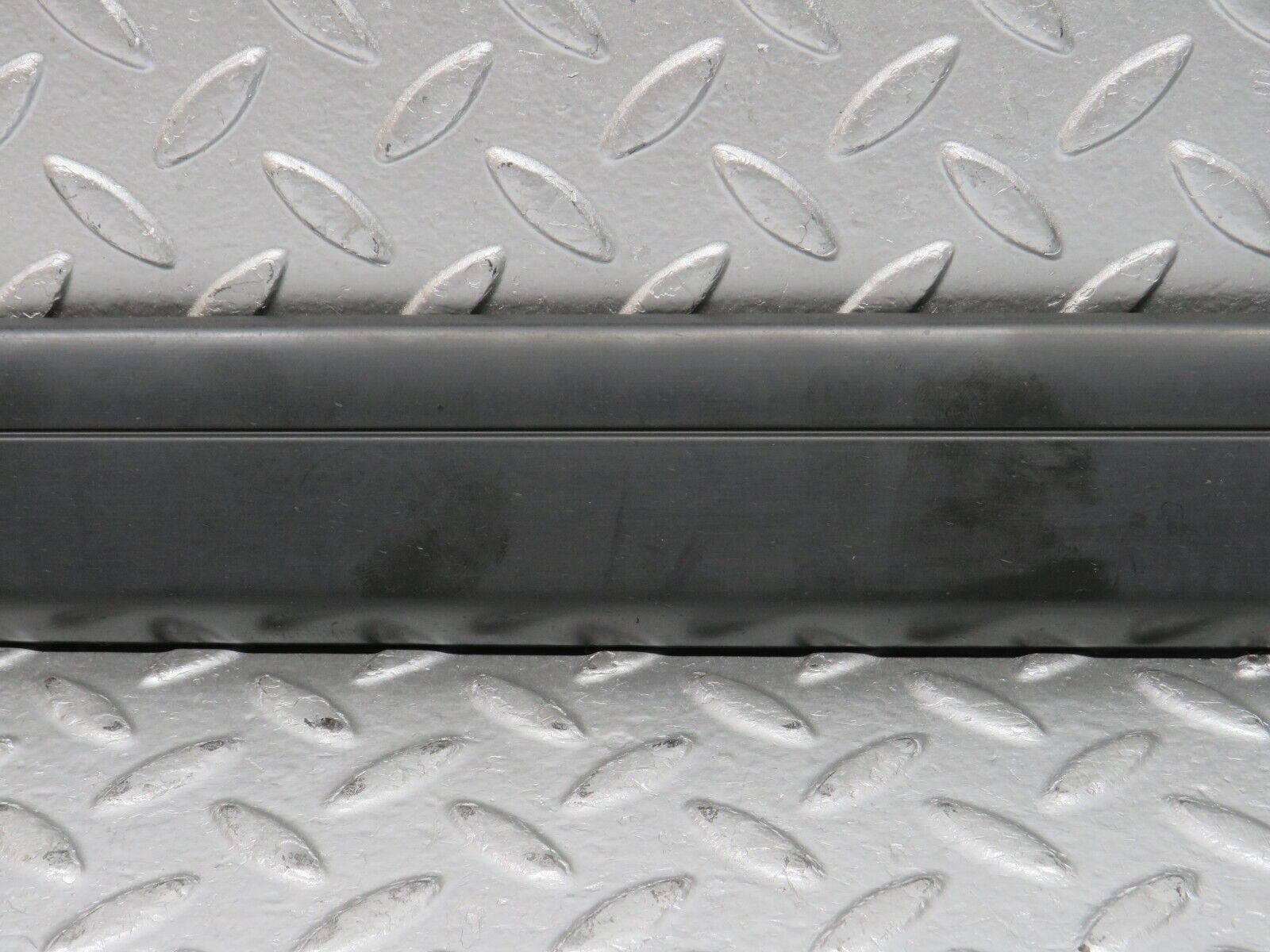 32301 Mercedes-Benz S124 300TE Wagon Front Right Door Centre Moulding Trim