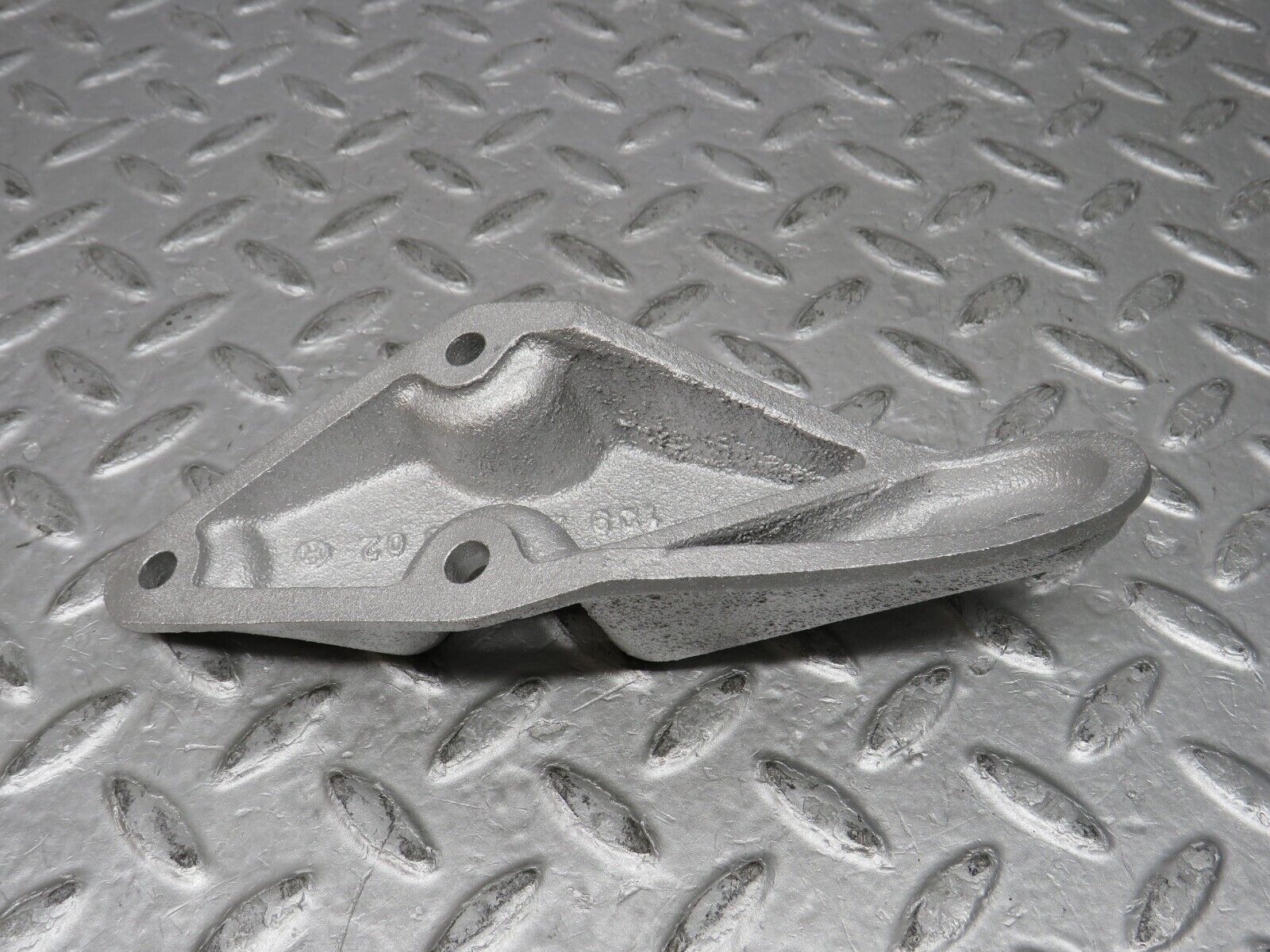 37351 Mercedes-Benz W109 300SEL Engine Mount Bracket Support Right 1092410302
