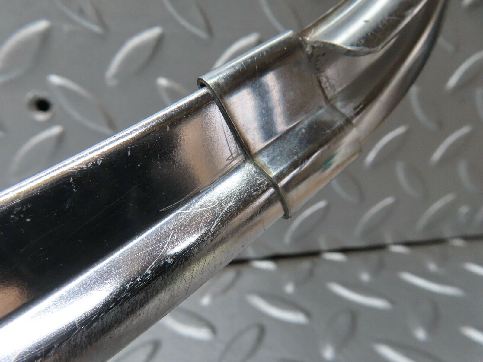 19122 Mercedes-Benz W123 300D Rear Windscreen Chrome Frame