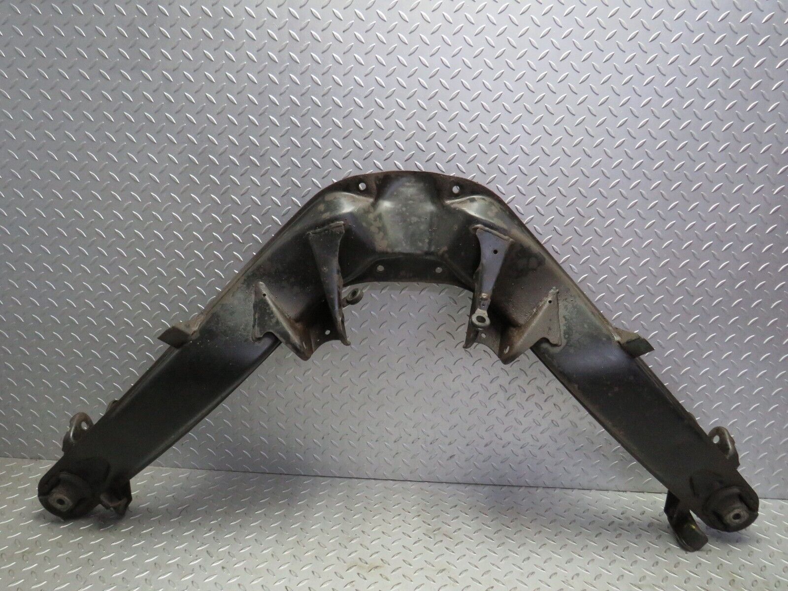 4089 Mercedes-Benz S123 200T Wagon Rear Subframe Axle Carrier Suspension