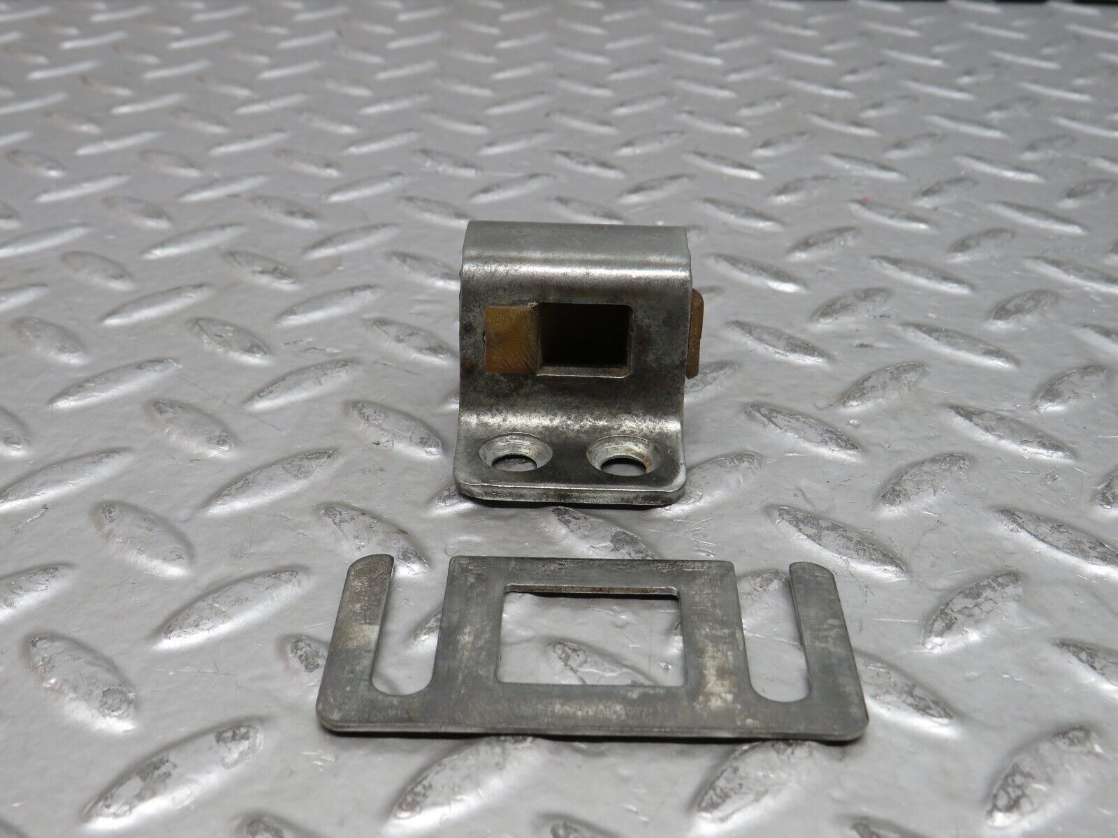 27946 Mercedes-Benz W123 280E Door Lock Latch Left Side
