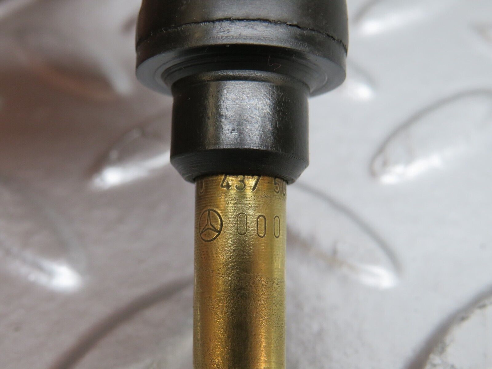 29578 Mercedes-Benz W124 230E Fuel Injector  0437502047 0000785623