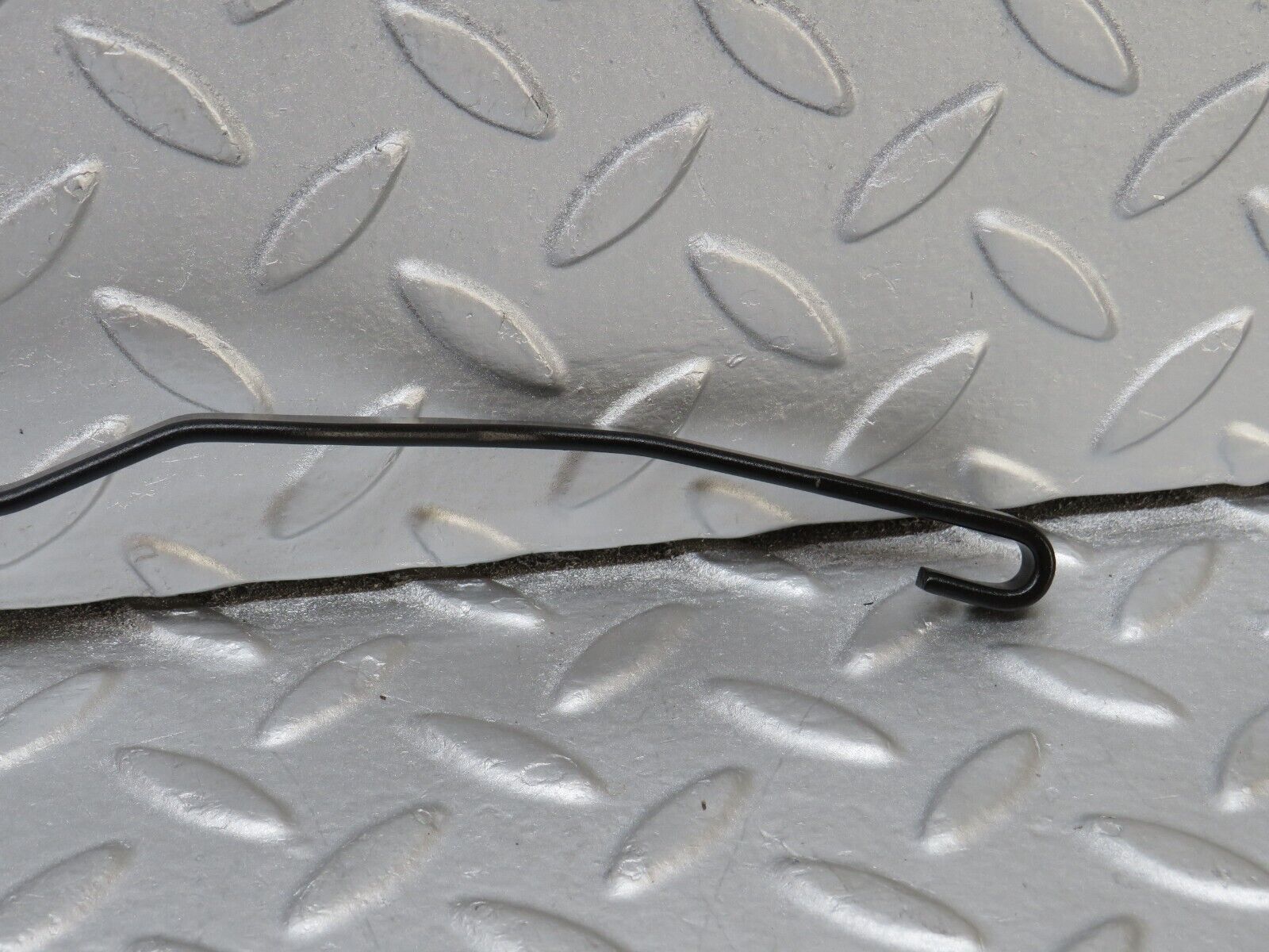 36167 Mercedes-Benz W126 420SE Windscreen Wiper Arm Left Side