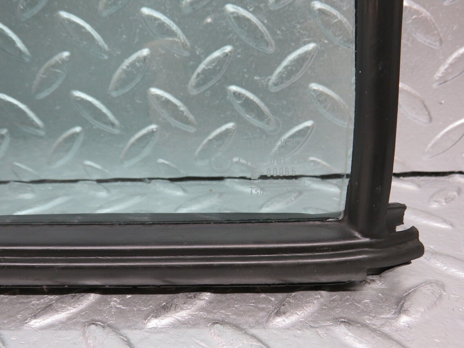 33144 Mercedes-Benz W126 Rear Right Quarter Window Glass 1267350224