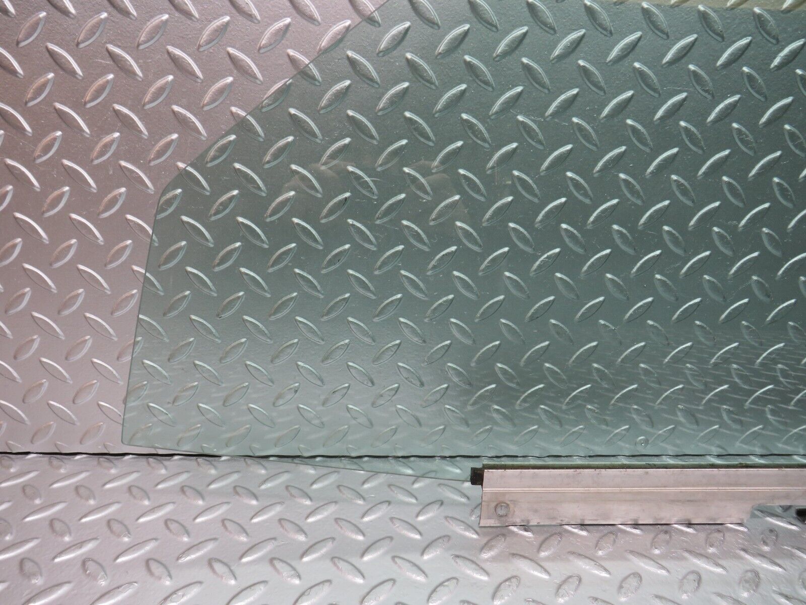 31475 Mercedes-Benz S124 220TE Wagon Front Left Door Window Glass