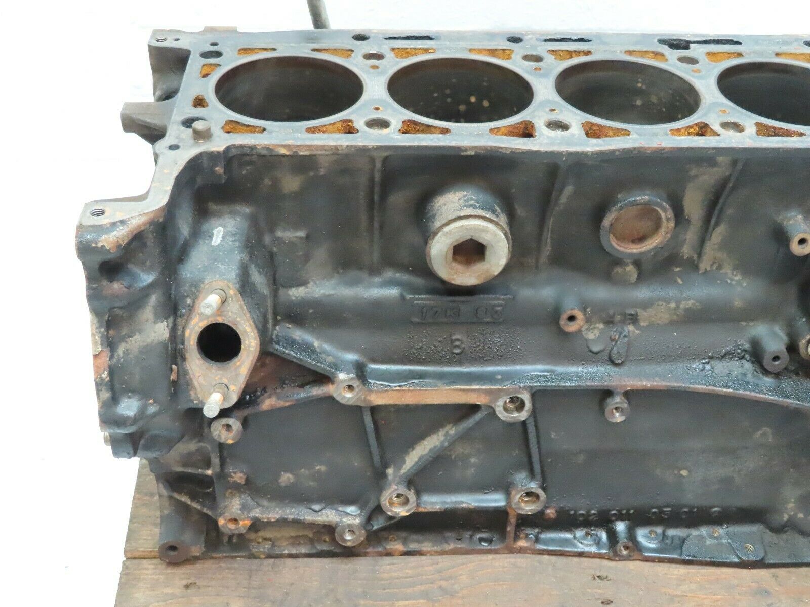 4097 Mercedes-Benz S123 200T Wagon Engine Block M102.920 1020110501