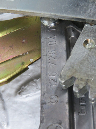 36862 Mercedes-Benz C126 420SEC Right Door Power Window Regulator 1267202646 1267250411