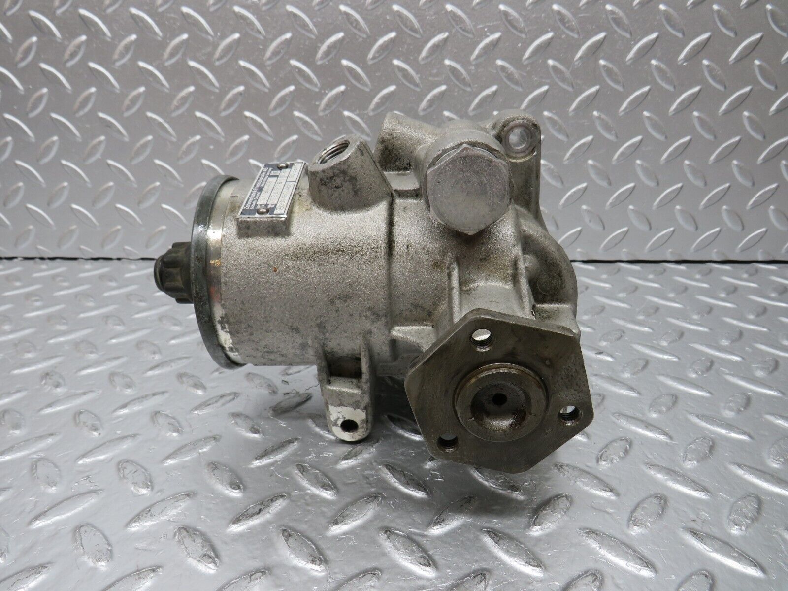 30839 Mercedes-Benz W201 190E 2.0L Power Steering Pump 2014601480 7671501142
