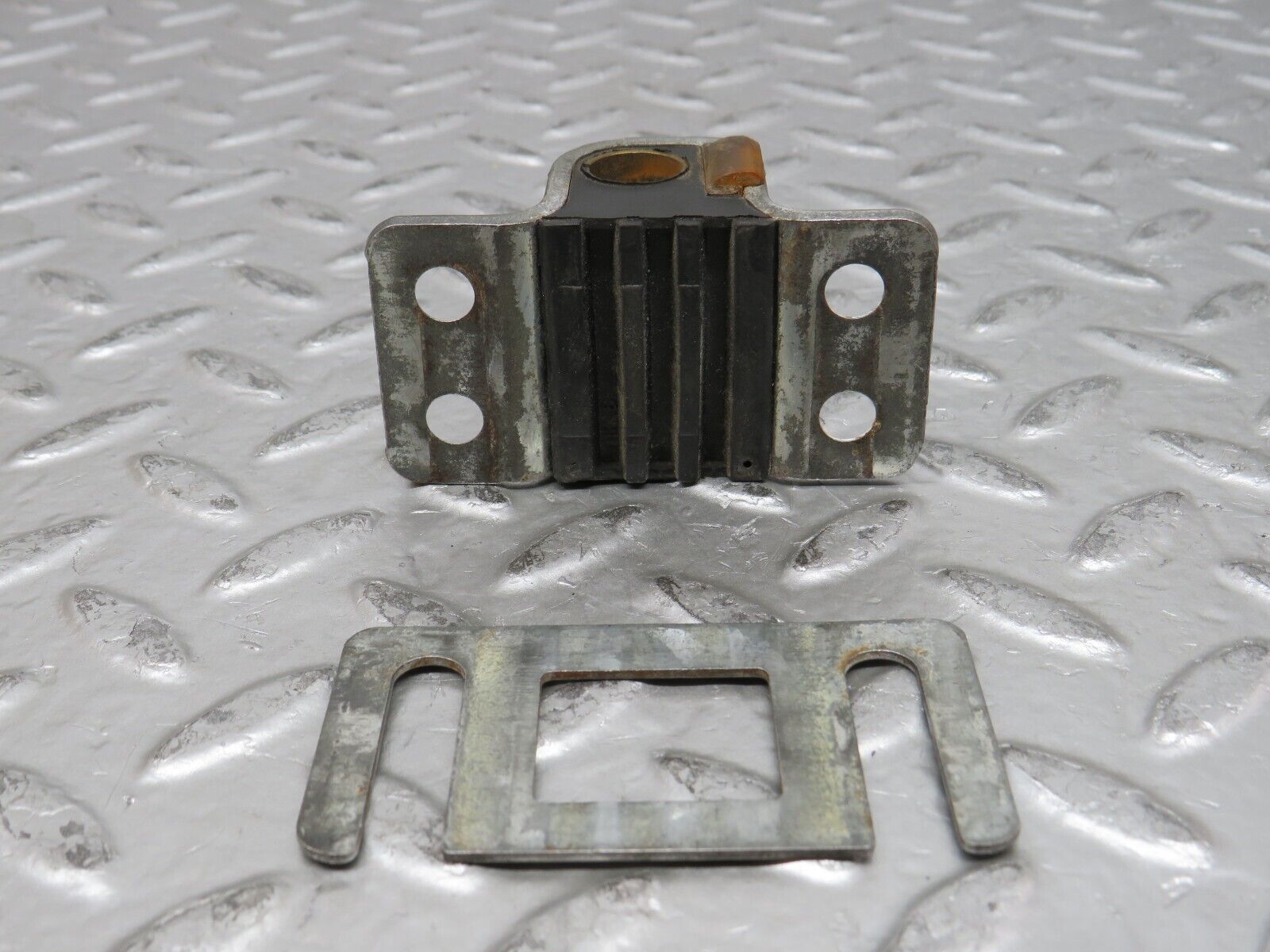 27945 Mercedes-Benz W123 280E Door Lock Latch Right Side