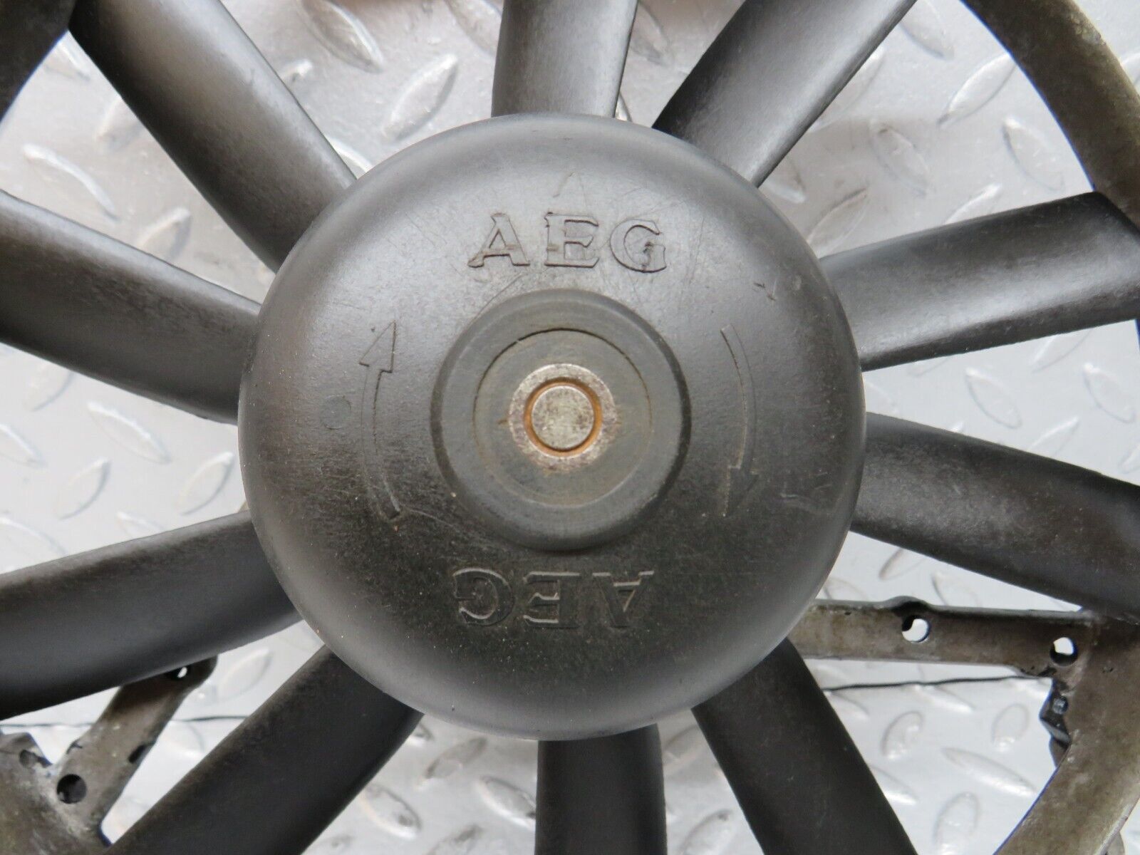 37836 Mercedes-Benz A124 320E Cabriolet Radiator Cooling Fan AEG 0005008593 170080801 1295050455