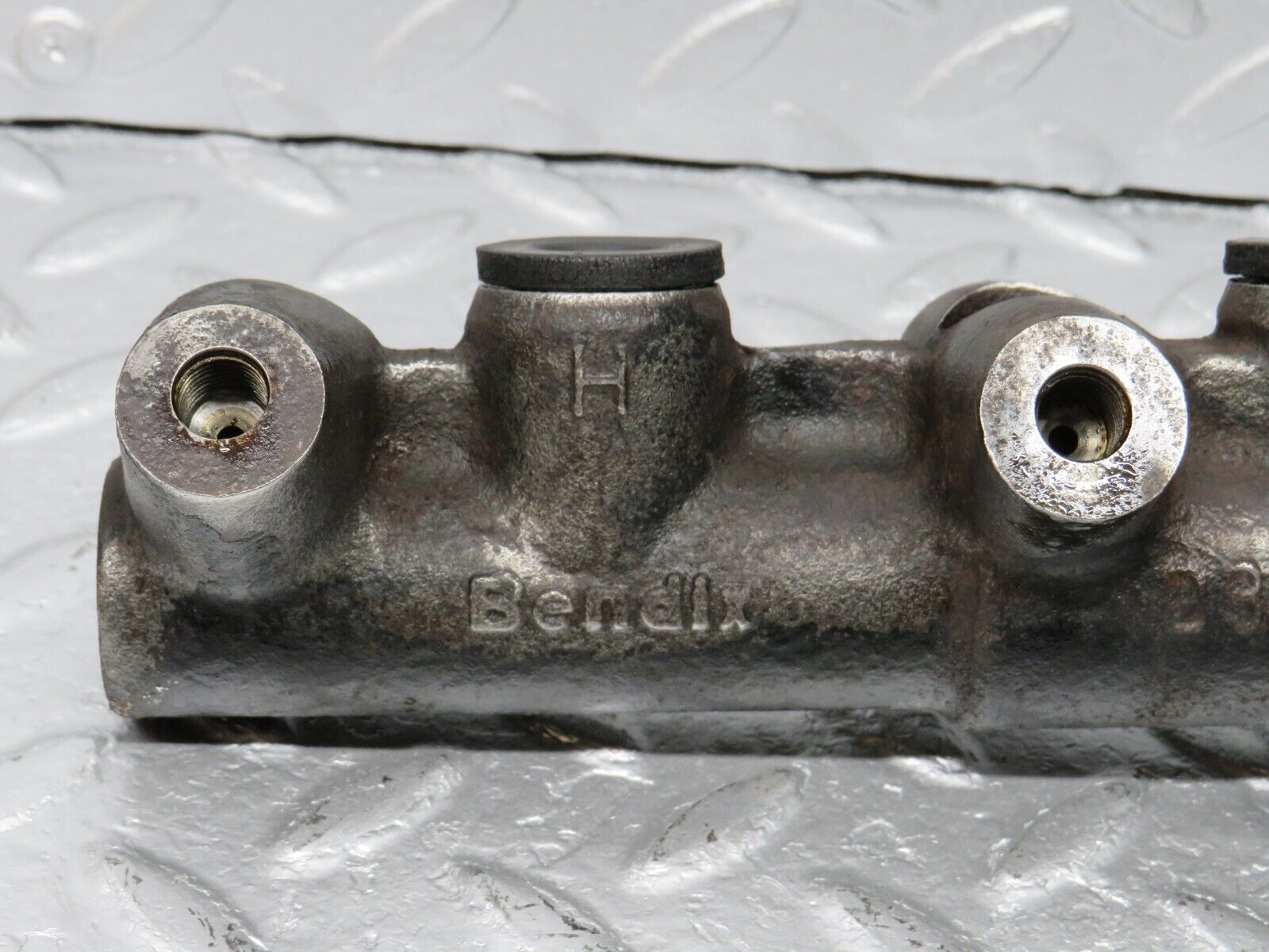 40703 Mercedes-Benz W123 300D Brake Master Cylinder Bendix
