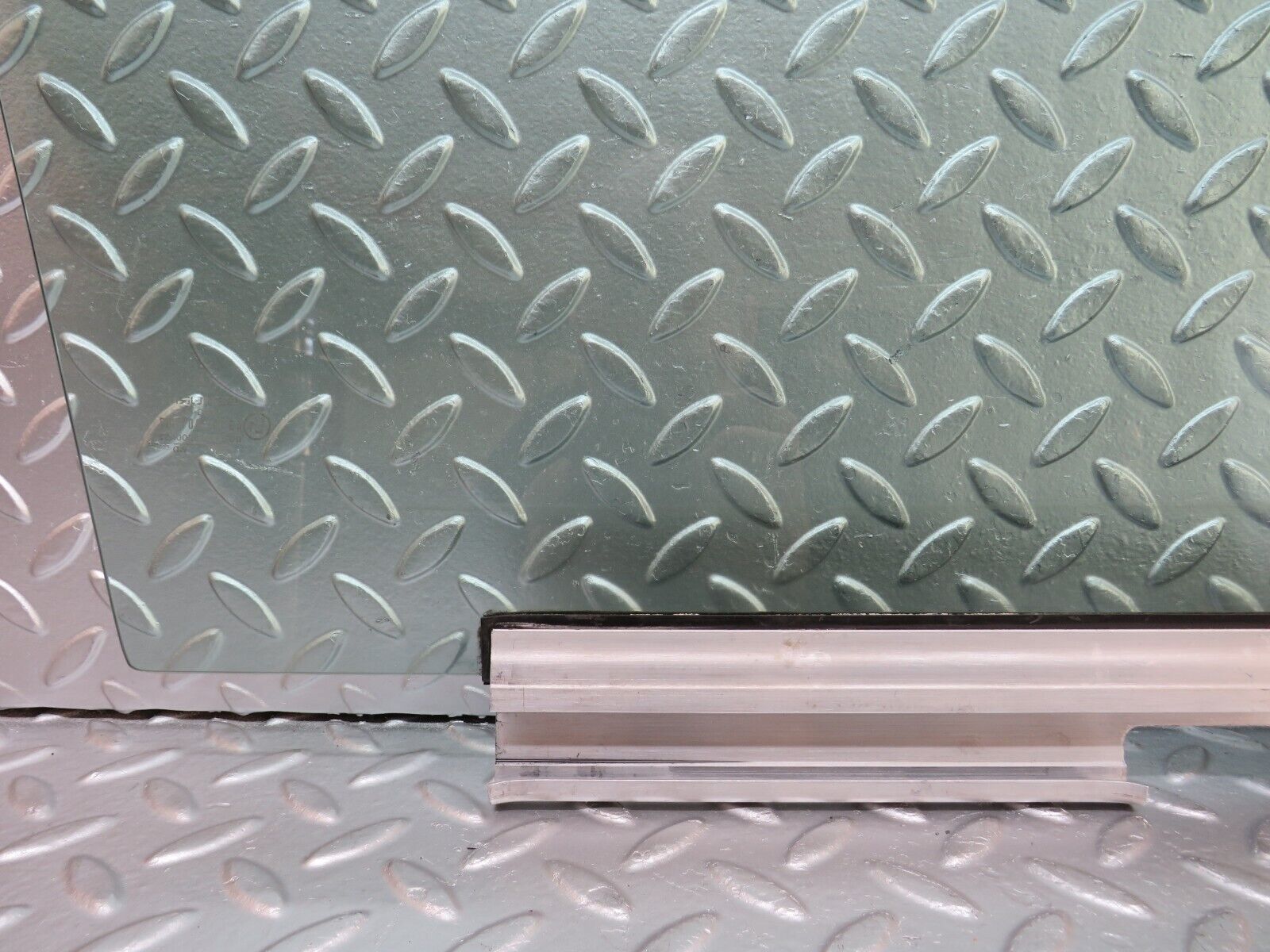 29262 Mercedes-Benz W124 230E Front Left Door Window Glass