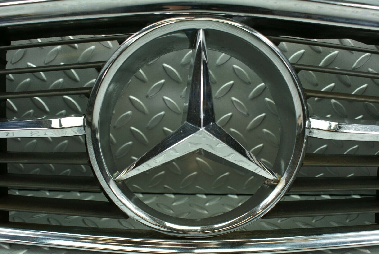 2711 Mercedes-Benz C107 350SLC Coupe Coupe Bonnet Grill Chrome